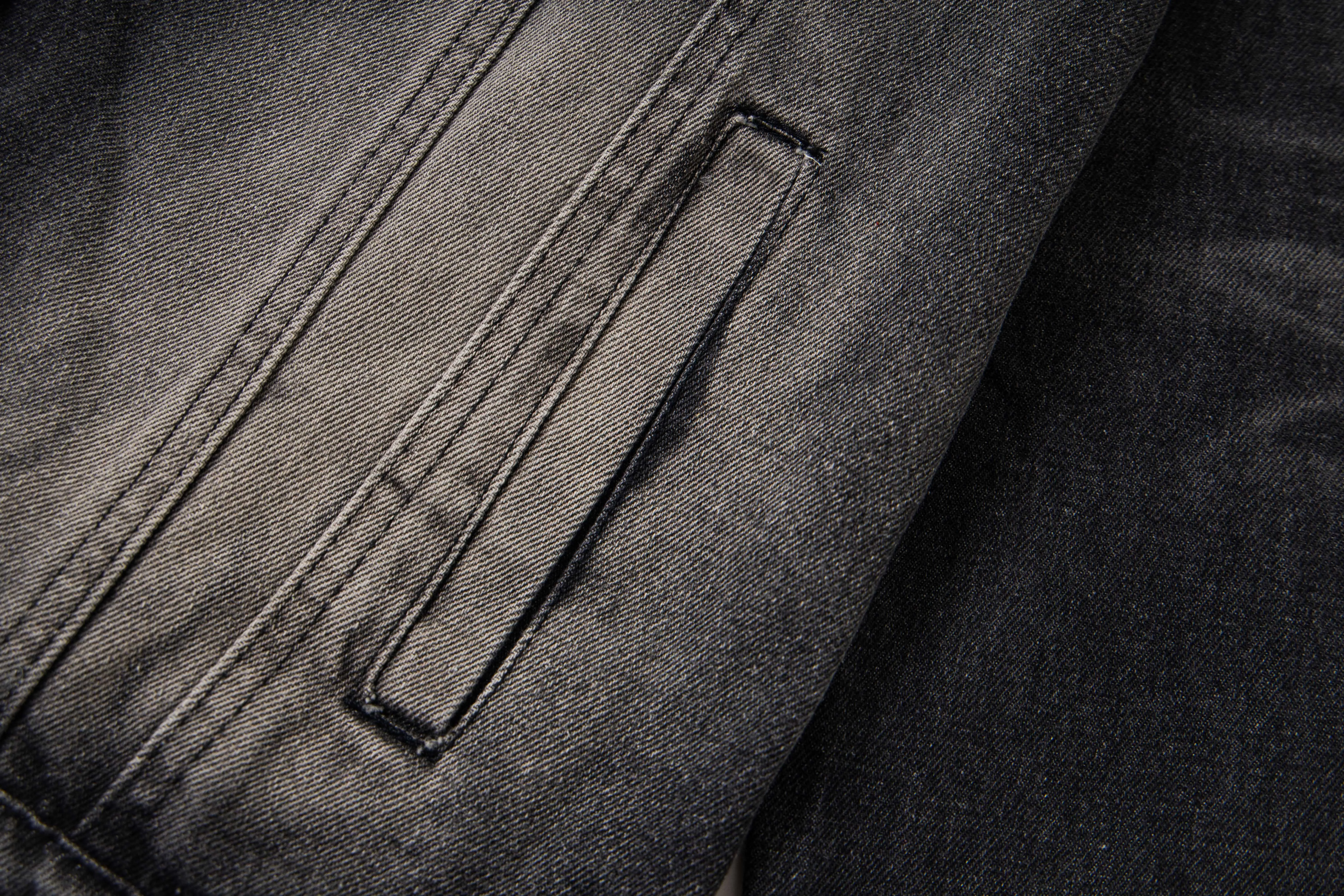🅿️300 new model number: B155 BALENCIAGA Balenciaga washed gradient back embroidered logo denim jacket for men and women 1️⃣Using high-quality denim fabric washing process, the upper body is soft and comfortable after washing, extremely delicate, feels solid, smooth and soft. The fabric does not wrinkle, and the feel is invincible. The details are perfectly handled! 2️⃣It is very youthful and energetic, and can be easily worn by both men and women. It is very in line with the fashion aesthetic concepts of today's young people! 3️⃣ A full set of customized accessories, complete with three standards, same style for men and women, a must-have style for couples. Color: Denim Black Size: S, M, L, XL