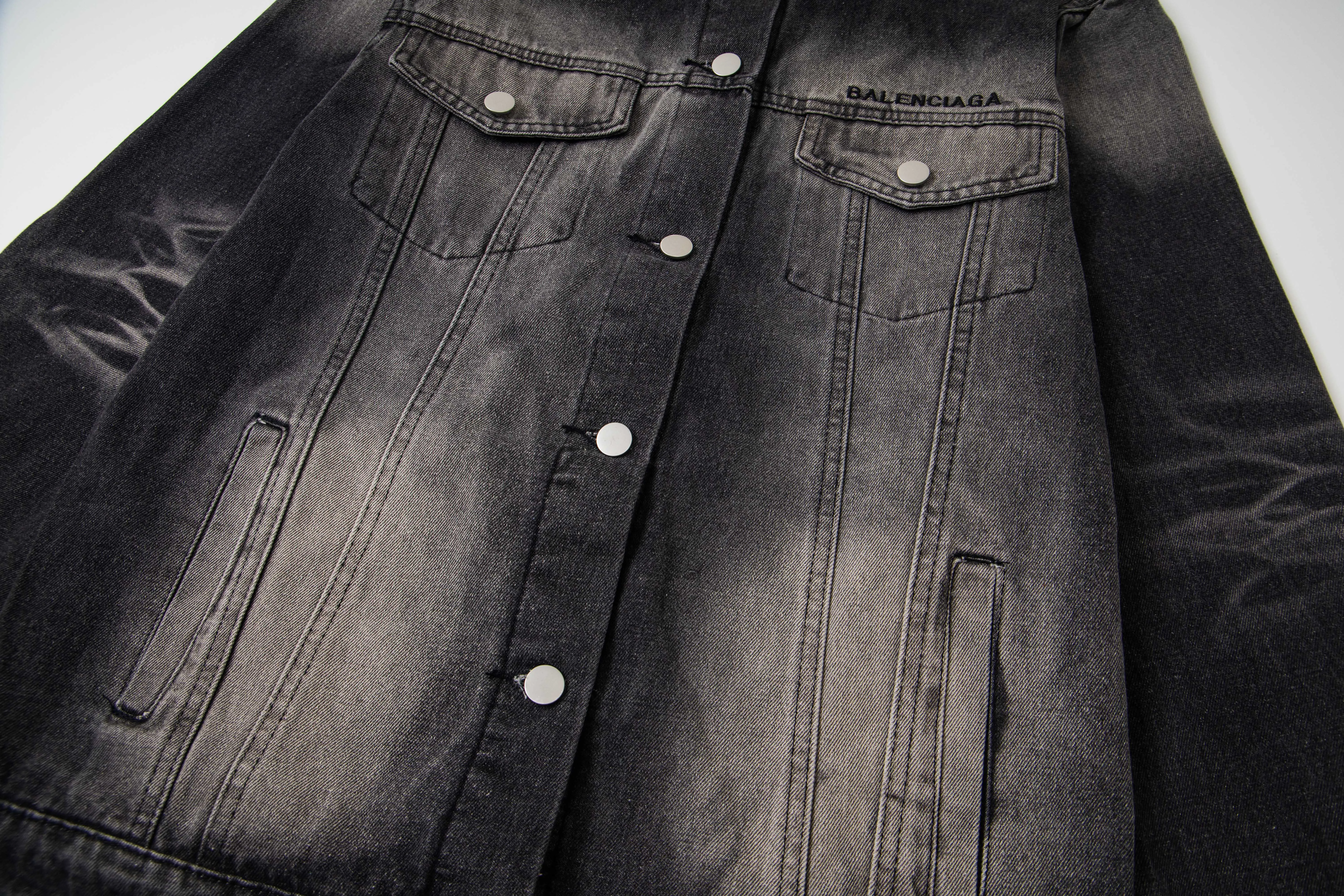 🅿️300 new model number: B155 BALENCIAGA Balenciaga washed gradient back embroidered logo denim jacket for men and women 1️⃣Using high-quality denim fabric washing process, the upper body is soft and comfortable after washing, extremely delicate, feels solid, smooth and soft. The fabric does not wrinkle, and the feel is invincible. The details are perfectly handled! 2️⃣It is very youthful and energetic, and can be easily worn by both men and women. It is very in line with the fashion aesthetic concepts of today's young people! 3️⃣ A full set of customized accessories, complete with three standards, same style for men and women, a must-have style for couples. Color: Denim Black Size: S, M, L, XL