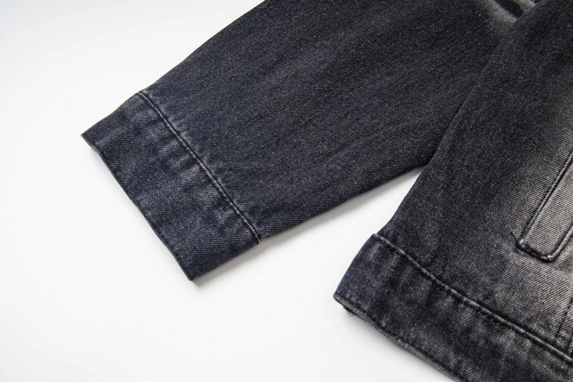 🅿️300 new model number: B155 BALENCIAGA Balenciaga washed gradient back embroidered logo denim jacket for men and women 1️⃣Using high-quality denim fabric washing process, the upper body is soft and comfortable after washing, extremely delicate, feels solid, smooth and soft. The fabric does not wrinkle, and the feel is invincible. The details are perfectly handled! 2️⃣It is very youthful and energetic, and can be easily worn by both men and women. It is very in line with the fashion aesthetic concepts of today's young people! 3️⃣ A full set of customized accessories, complete with three standards, same style for men and women, a must-have style for couples. Color: Denim Black Size: S, M, L, XL