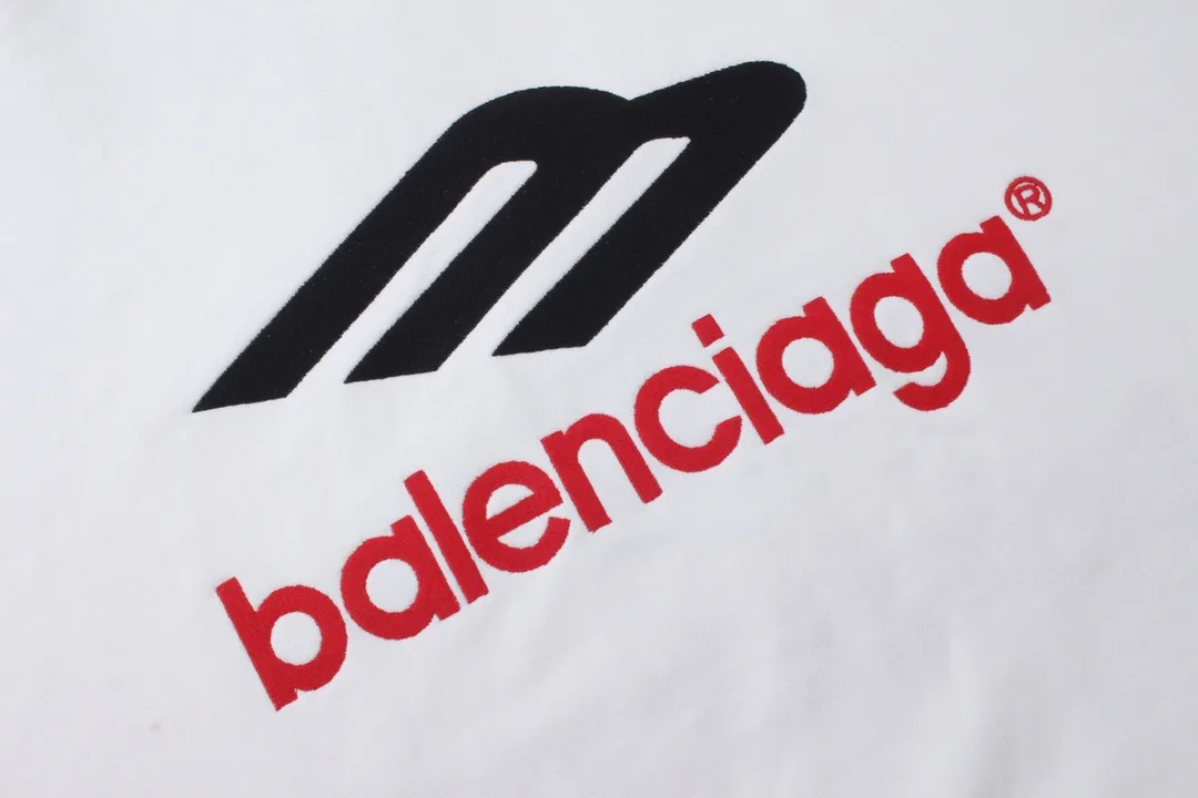 🅿️316 Detailed pictures [Top version. Official website quality] BALENCI*GA/Paris BALENCI*GA#2024 latest model, large letter LOGO icon embroidered hooded sweatshirt. Brick cabinet synchronization. Develop and develop genuine products at the first time. Embroidery. All colors are on the same board. Welcome to compare! The fabric is made of Paris ZP custom-woven and dyed cotton double-yarn large parka. The weight is 450 grams. The cloth surface is clean. The cloth pattern is clear. It is soft and comfortable. It has good color fastness and is not easy to change color. The threads are woven and dyed with no color difference. The embroidery is done using an imported Tajima embroidery machine, with a three-dimensional effect and clear lines. There are no burrs and miscellaneous threads, and the embroidery is of ultra-high craftsmanship. The version adopts OS loose shoulder design. Same style for men and women. Code: BL238006 Color: dark blue gray, white Size: XS S M L