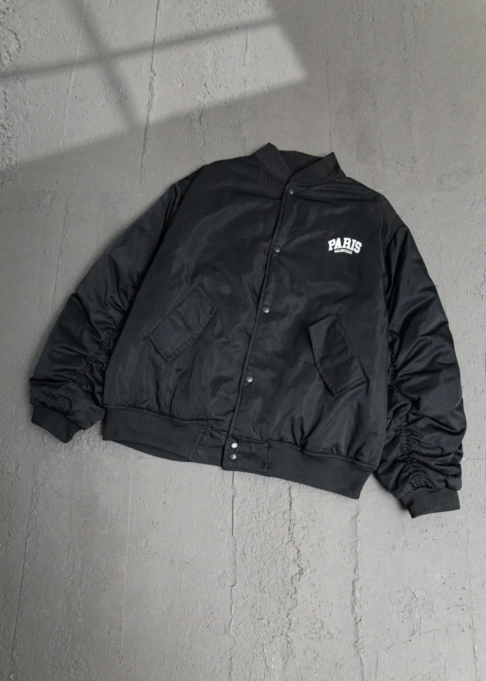 💰600 [Highest version] Balenciaga BLCG 24FW Paris English letter logo embroidered baseball flight cotton jacket Correct version Customized nylon 100% matt nylon fabric 50D memory lining inside 800g composite pearl quilting added to the aviator classic Alpha Air Force jacket design 3D three-dimensional tailoring technology High-density embroidery using Tajima embroidery machine Up to 100,000 needle embroidery Inner bag design on the inside of the clothes, molded custom brand logo snap button, original main mark, washed tag brand packaging, color: black, size: 46/48/50/52, size chart: length, bust, shoulder width Note: There is a difference of 1~2CM due to manual measurement.