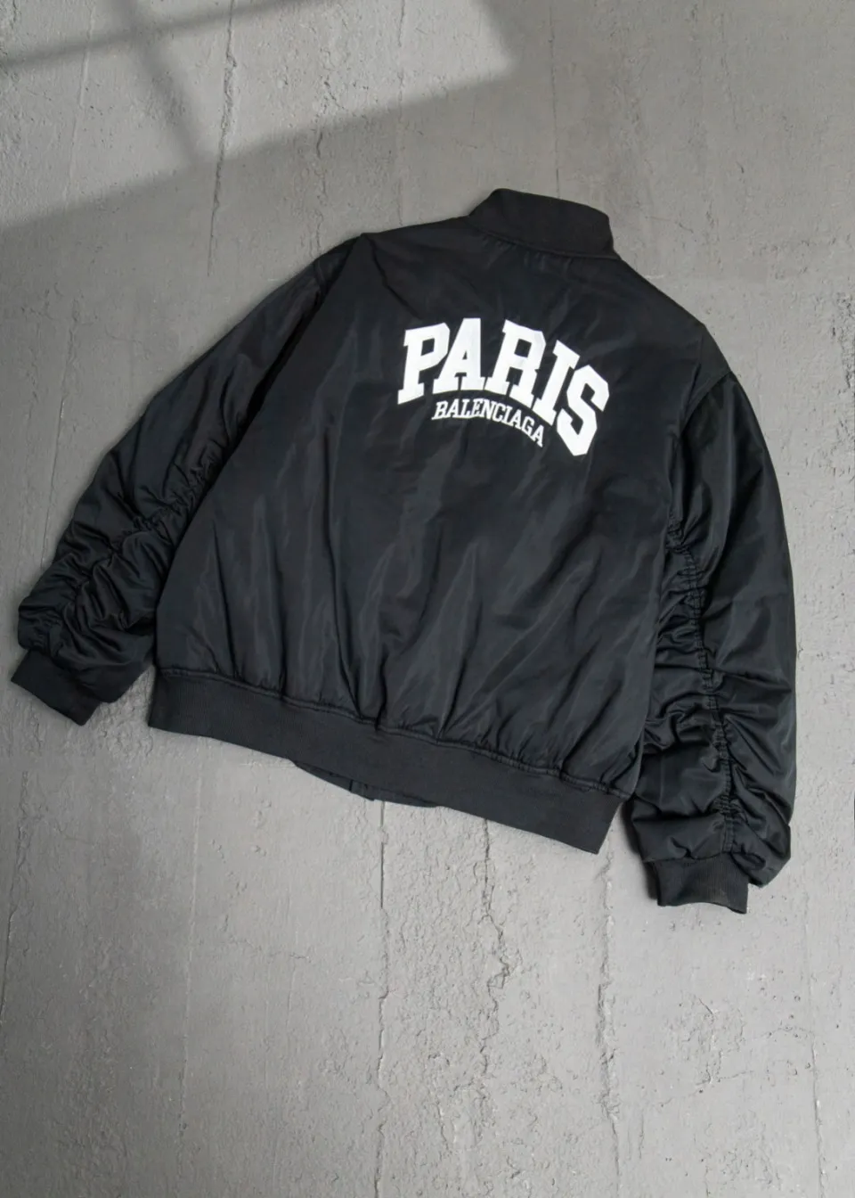 💰600 [Highest version] Balenciaga BLCG 24FW Paris English letter logo embroidered baseball flight cotton jacket Correct version Customized nylon 100% matt nylon fabric 50D memory lining inside 800g composite pearl quilting added to the aviator classic Alpha Air Force jacket design 3D three-dimensional tailoring technology High-density embroidery using Tajima embroidery machine Up to 100,000 needle embroidery Inner bag design on the inside of the clothes, molded custom brand logo snap button, original main mark, washed tag brand packaging, color: black, size: 46/48/50/52, size chart: length, bust, shoulder width Note: There is a difference of 1~2CM due to manual measurement.