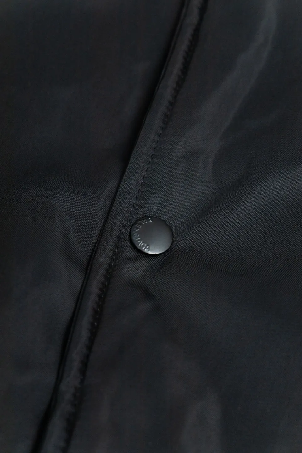💰600 [Highest version] Balenciaga BLCG 24FW Paris English letter logo embroidered baseball flight cotton jacket Correct version Customized nylon 100% matt nylon fabric 50D memory lining inside 800g composite pearl quilting added to the aviator classic Alpha Air Force jacket design 3D three-dimensional tailoring technology High-density embroidery using Tajima embroidery machine Up to 100,000 needle embroidery Inner bag design on the inside of the clothes, molded custom brand logo snap button, original main mark, washed tag brand packaging, color: black, size: 46/48/50/52, size chart: length, bust, shoulder width Note: There is a difference of 1~2CM due to manual measurement.