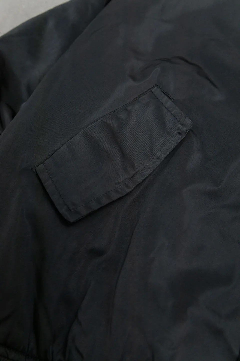 💰600 [Highest version] Balenciaga BLCG 24FW Paris English letter logo embroidered baseball flight cotton jacket Correct version Customized nylon 100% matt nylon fabric 50D memory lining inside 800g composite pearl quilting added to the aviator classic Alpha Air Force jacket design 3D three-dimensional tailoring technology High-density embroidery using Tajima embroidery machine Up to 100,000 needle embroidery Inner bag design on the inside of the clothes, molded custom brand logo snap button, original main mark, washed tag brand packaging, color: black, size: 46/48/50/52, size chart: length, bust, shoulder width Note: There is a difference of 1~2CM due to manual measurement.