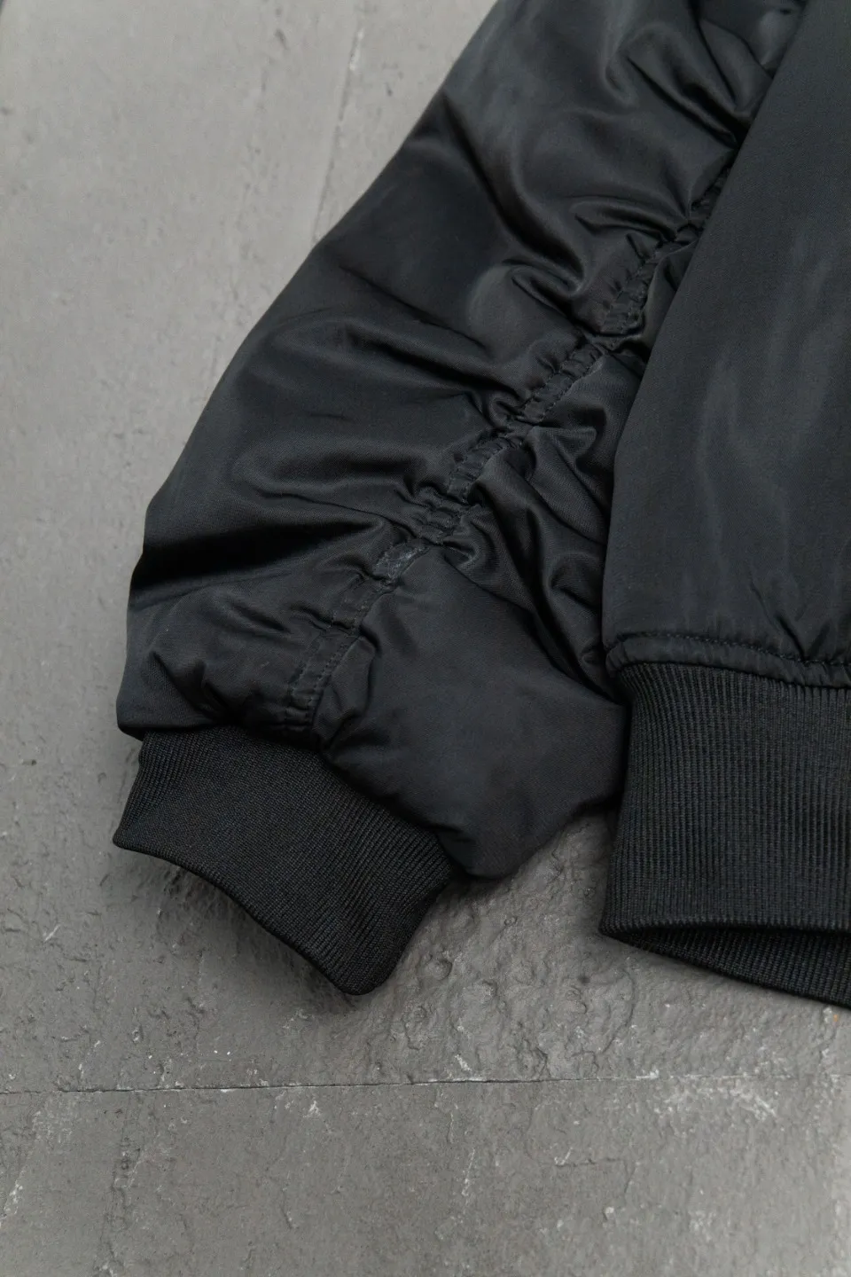 💰600 [Highest version] Balenciaga BLCG 24FW Paris English letter logo embroidered baseball flight cotton jacket Correct version Customized nylon 100% matt nylon fabric 50D memory lining inside 800g composite pearl quilting added to the aviator classic Alpha Air Force jacket design 3D three-dimensional tailoring technology High-density embroidery using Tajima embroidery machine Up to 100,000 needle embroidery Inner bag design on the inside of the clothes, molded custom brand logo snap button, original main mark, washed tag brand packaging, color: black, size: 46/48/50/52, size chart: length, bust, shoulder width Note: There is a difference of 1~2CM due to manual measurement.