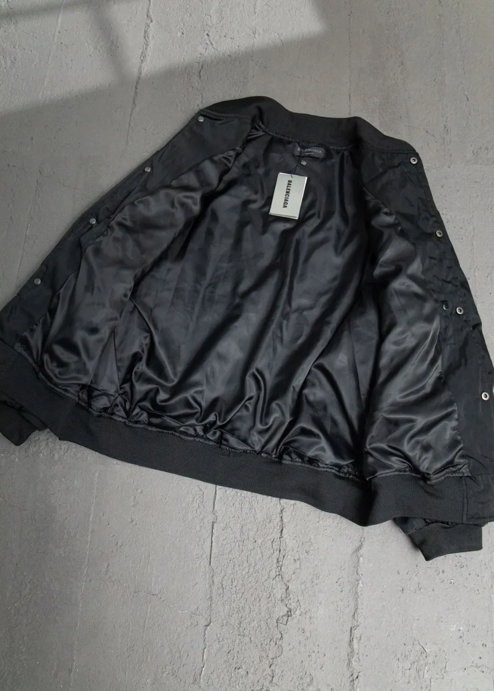 💰600 [Highest version] Balenciaga BLCG 24FW Paris English letter logo embroidered baseball flight cotton jacket Correct version Customized nylon 100% matt nylon fabric 50D memory lining inside 800g composite pearl quilting added to the aviator classic Alpha Air Force jacket design 3D three-dimensional tailoring technology High-density embroidery using Tajima embroidery machine Up to 100,000 needle embroidery Inner bag design on the inside of the clothes, molded custom brand logo snap button, original main mark, washed tag brand packaging, color: black, size: 46/48/50/52, size chart: length, bust, shoulder width Note: There is a difference of 1~2CM due to manual measurement.