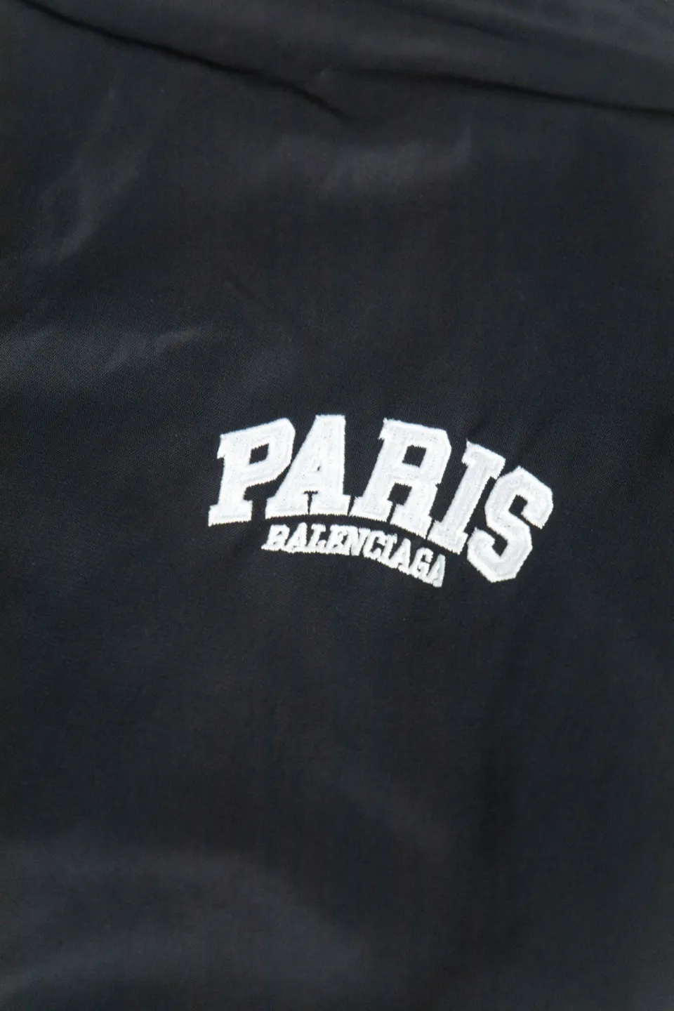 💰600 [Highest version] Balenciaga BLCG 24FW Paris English letter logo embroidered baseball flight cotton jacket Correct version Customized nylon 100% matt nylon fabric 50D memory lining inside 800g composite pearl quilting added to the aviator classic Alpha Air Force jacket design 3D three-dimensional tailoring technology High-density embroidery using Tajima embroidery machine Up to 100,000 needle embroidery Inner bag design on the inside of the clothes, molded custom brand logo snap button, original main mark, washed tag brand packaging, color: black, size: 46/48/50/52, size chart: length, bust, shoulder width Note: There is a difference of 1~2CM due to manual measurement.