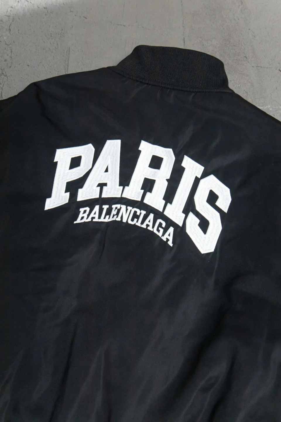 💰600 [Highest version] Balenciaga BLCG 24FW Paris English letter logo embroidered baseball flight cotton jacket Correct version Customized nylon 100% matt nylon fabric 50D memory lining inside 800g composite pearl quilting added to the aviator classic Alpha Air Force jacket design 3D three-dimensional tailoring technology High-density embroidery using Tajima embroidery machine Up to 100,000 needle embroidery Inner bag design on the inside of the clothes, molded custom brand logo snap button, original main mark, washed tag brand packaging, color: black, size: 46/48/50/52, size chart: length, bust, shoulder width Note: There is a difference of 1~2CM due to manual measurement.