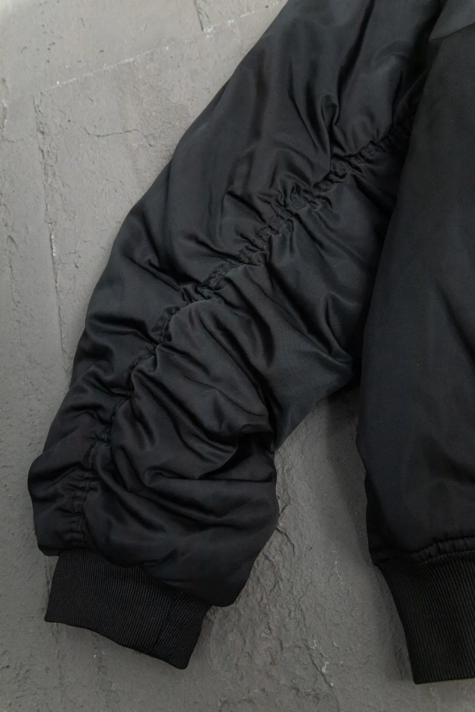 💰600 [Highest version] Balenciaga BLCG 24FW Paris English letter logo embroidered baseball flight cotton jacket Correct version Customized nylon 100% matt nylon fabric 50D memory lining inside 800g composite pearl quilting added to the aviator classic Alpha Air Force jacket design 3D three-dimensional tailoring technology High-density embroidery using Tajima embroidery machine Up to 100,000 needle embroidery Inner bag design on the inside of the clothes, molded custom brand logo snap button, original main mark, washed tag brand packaging, color: black, size: 46/48/50/52, size chart: length, bust, shoulder width Note: There is a difference of 1~2CM due to manual measurement.