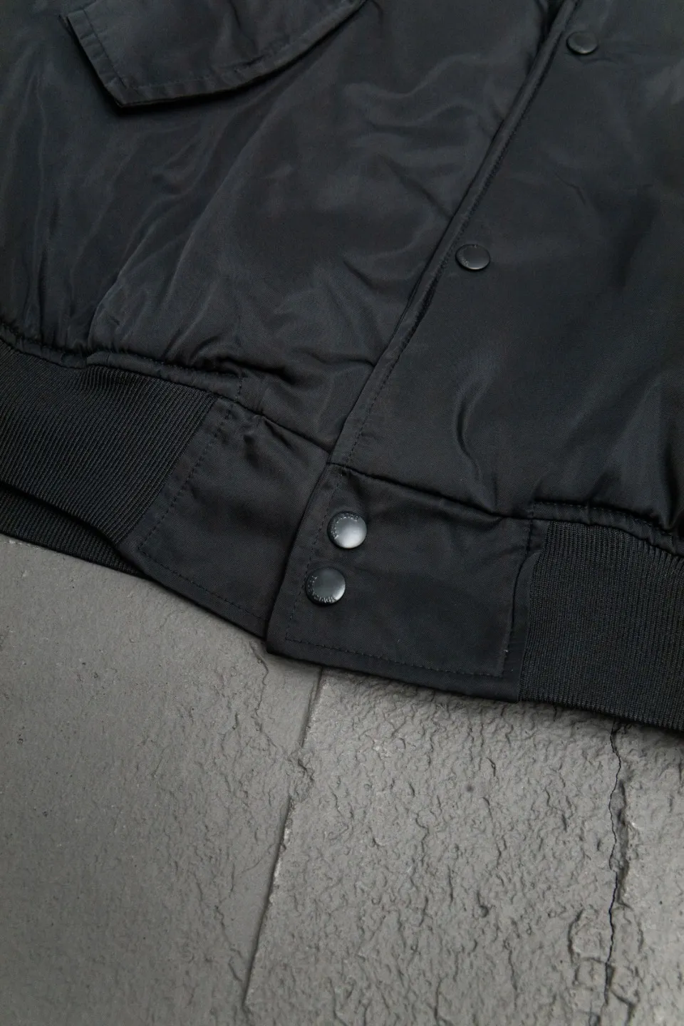 💰600 [Highest version] Balenciaga BLCG 24FW Paris English letter logo embroidered baseball flight cotton jacket Correct version Customized nylon 100% matt nylon fabric 50D memory lining inside 800g composite pearl quilting added to the aviator classic Alpha Air Force jacket design 3D three-dimensional tailoring technology High-density embroidery using Tajima embroidery machine Up to 100,000 needle embroidery Inner bag design on the inside of the clothes, molded custom brand logo snap button, original main mark, washed tag brand packaging, color: black, size: 46/48/50/52, size chart: length, bust, shoulder width Note: There is a difference of 1~2CM due to manual measurement.