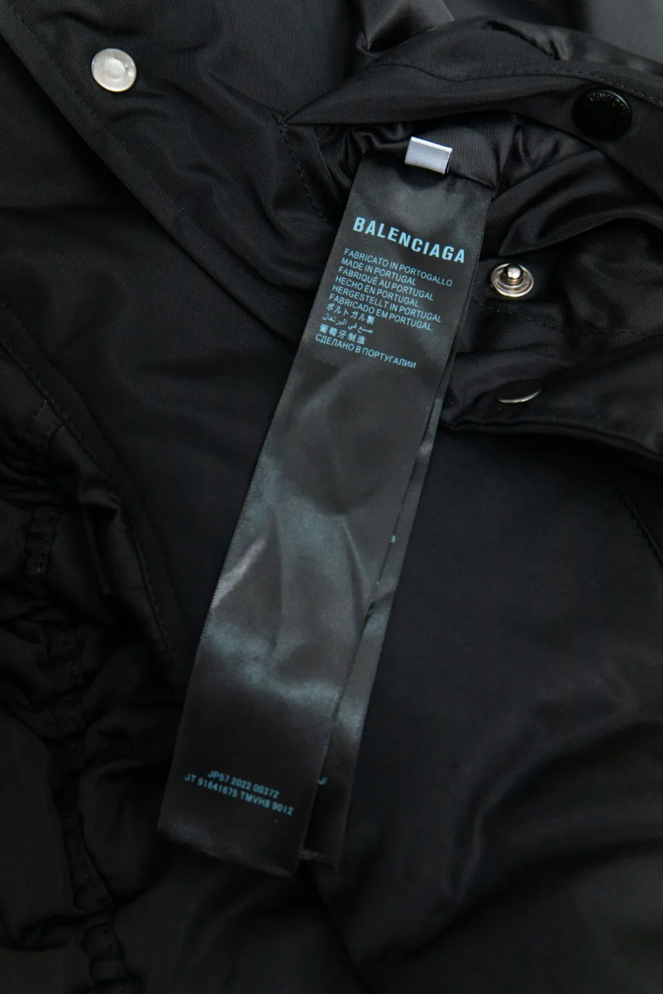 💰600 [Highest version] Balenciaga BLCG 24FW Paris English letter logo embroidered baseball flight cotton jacket Correct version Customized nylon 100% matt nylon fabric 50D memory lining inside 800g composite pearl quilting added to the aviator classic Alpha Air Force jacket design 3D three-dimensional tailoring technology High-density embroidery using Tajima embroidery machine Up to 100,000 needle embroidery Inner bag design on the inside of the clothes, molded custom brand logo snap button, original main mark, washed tag brand packaging, color: black, size: 46/48/50/52, size chart: length, bust, shoulder width Note: There is a difference of 1~2CM due to manual measurement.