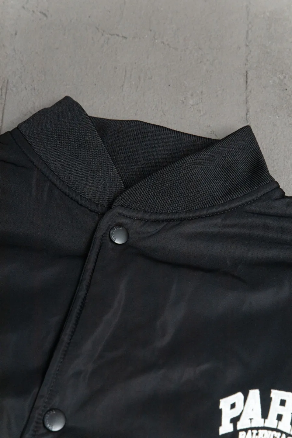 💰600 [Highest version] Balenciaga BLCG 24FW Paris English letter logo embroidered baseball flight cotton jacket Correct version Customized nylon 100% matt nylon fabric 50D memory lining inside 800g composite pearl quilting added to the aviator classic Alpha Air Force jacket design 3D three-dimensional tailoring technology High-density embroidery using Tajima embroidery machine Up to 100,000 needle embroidery Inner bag design on the inside of the clothes, molded custom brand logo snap button, original main mark, washed tag brand packaging, color: black, size: 46/48/50/52, size chart: length, bust, shoulder width Note: There is a difference of 1~2CM due to manual measurement.