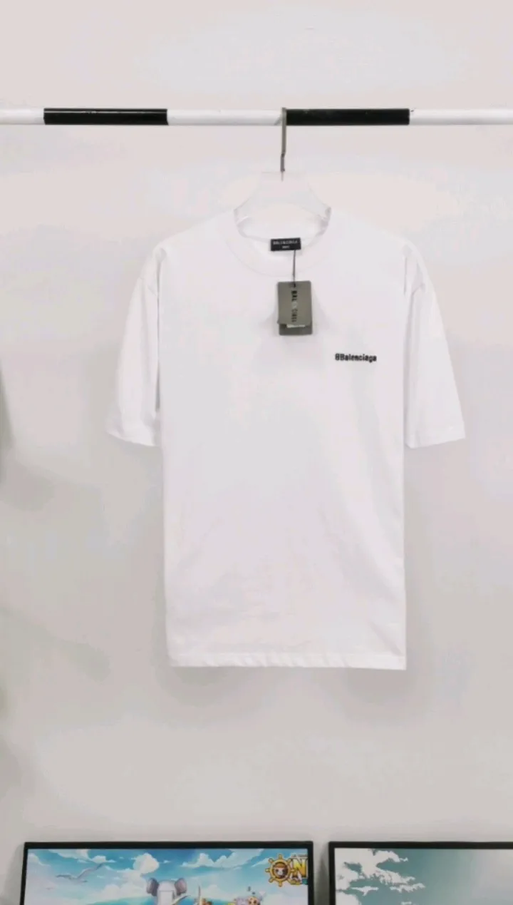 Real shot of the video————The top tested version of BALENCIAGA basic embroidered logo pure cotton loose-fitting fashion brand short-sleeves for men and women. Fabric: 32S 280g super heavy fabric, ready-to-wear wash, soft and comfortable to the touch. Printing: Japanese Tajima embroidery technology is used, the embroidery is accurate, the printing is meticulous and full, and there is no thread skipping. Accessories: Customized full set of BLCG accessories Color: Fluorescent green black gray dark khaki white Size: XS-L P:240