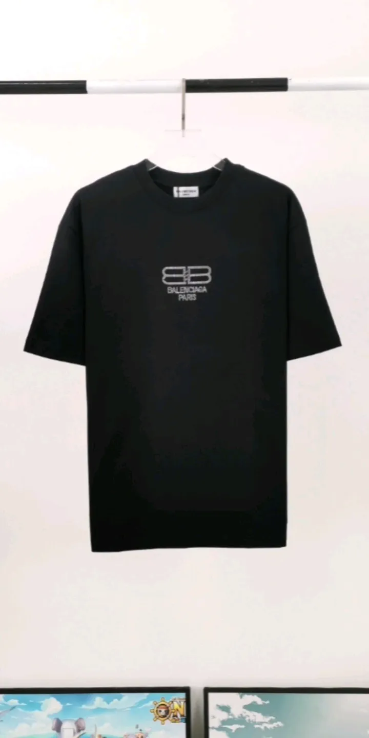 Actual shot of the video————Top tested version of Balenciaga Balenciaga lock new logo hot diamond men and women couple star same style pure cotton short-sleeved T-shirt Imported hot diamond technology The complexity of the layout can be seen from the picture. Swarovski rhinestones are full of gloss to distinguish the difference between the market and the original version 32s240g double yarn combed cotton fabric Three standards for large quantities + code number sticker + dustproof paper with logo Color: black pink Size: Xs-L P：270