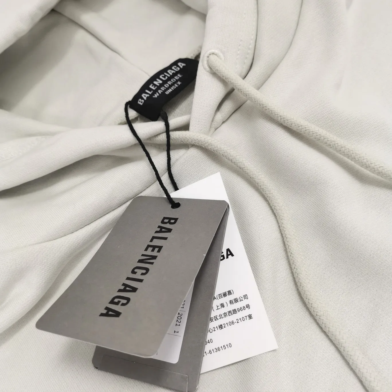 [New arrival] The top tested version of Balenciaga BALENCIAGA Cola Malone embroidery printed male and female couple star's same style autumn and winter pure cotton hoodie hooded sweatshirt in three colors, guaranteed to be the same as the original fabric, no color difference! Customized dyeing in a package! INS, Xiaohongshu’s popular style, classics that never fade away! The king of orders in Spain, the fried chicken is highly recommended! 480% pure cotton terry fabric, comfortable and warm! Full of drape! The printing uses Tajima embroidery machine imported from Japan, which is known as the fighter among embroidery machines. The embroidery is meticulous, with no threads or skipped threads, the printing and embroidery are full and fine, and the letter spacing is consistent with ZP! Wearing it gives you full confidence and peace of mind! The labels and washes are all correct! On behalf of G at the same level! Consistent packaging at the counter! Size: XS-L Color: Purple light gray white gray P:450