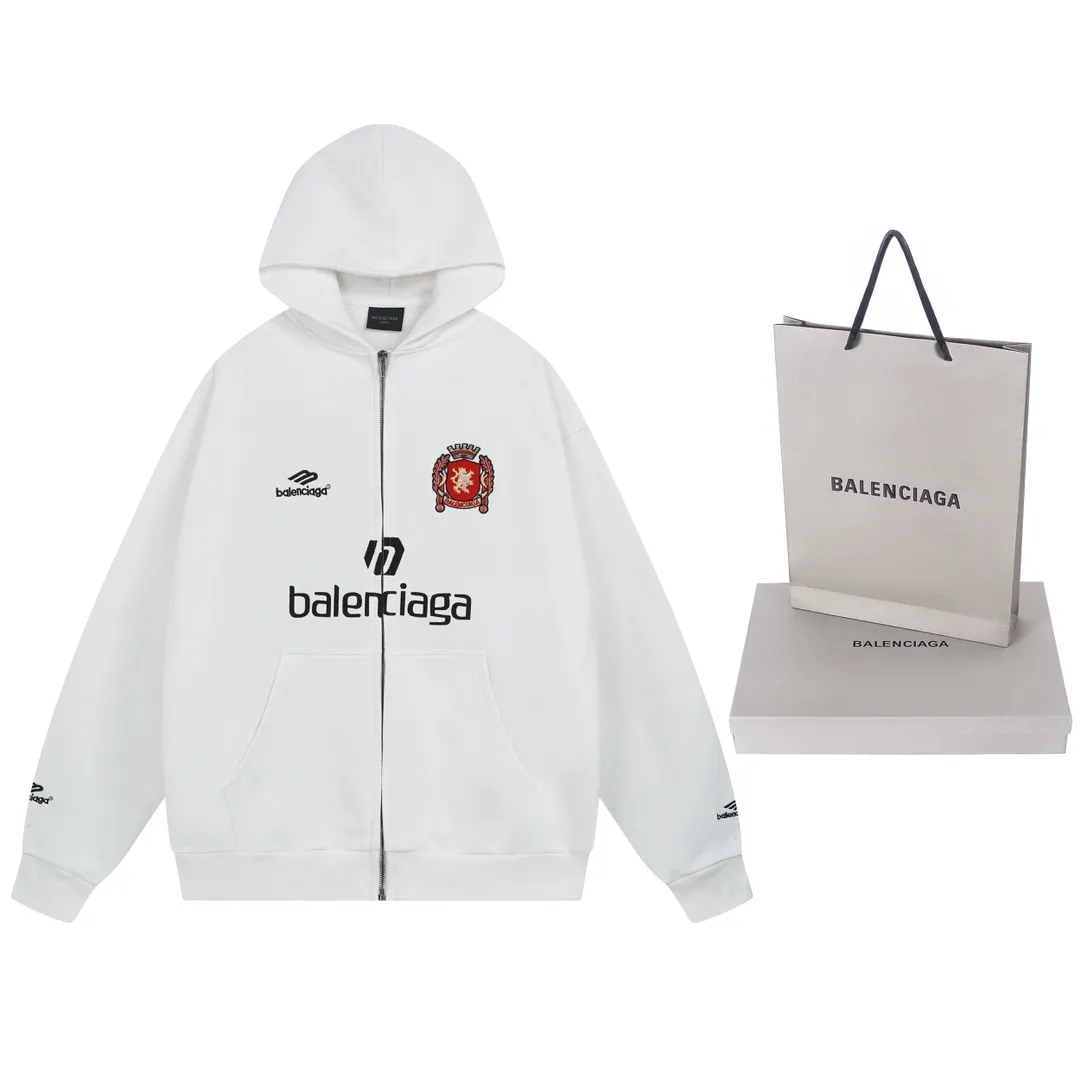 🅿️380 real shots [Top version. Official website quality] BALENCI*GA/Paris new model. Co-branded Manchester United football sportswear LOGO embroidered printed cardigan hooded sweatshirt. The craftsmanship is extremely complex and the market currency is very different. Welcome to compare🆚. The fabric is made of Paris ZP custom-woven and dyed cotton sweatshirt. Weighing 460 grams, the cloth surface is clean. The cloth pattern is clear, soft and comfortable. The threads are dyed with no color difference. The classic pattern embroidery is embroidered by Tajima imported embroidery machine, and the printing uses imported glue. The letters are clear, three-dimensional and without burrs. Jubie market produces pictures based on pictures. Welcome to compare. The version adopts OS loose shoulder design. Same style for men and women. Code: BL238927 Color: black, white Size: XS S M L