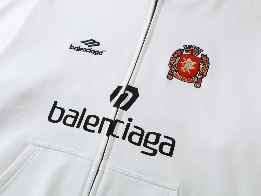 🅿️380 real shots [Top version. Official website quality] BALENCI*GA/Paris new model. Co-branded Manchester United football sportswear LOGO embroidered printed cardigan hooded sweatshirt. The craftsmanship is extremely complex and the market currency is very different. Welcome to compare🆚. The fabric is made of Paris ZP custom-woven and dyed cotton sweatshirt. Weighing 460 grams, the cloth surface is clean. The cloth pattern is clear, soft and comfortable. The threads are dyed with no color difference. The classic pattern embroidery is embroidered by Tajima imported embroidery machine, and the printing uses imported glue. The letters are clear, three-dimensional and without burrs. Jubie market produces pictures based on pictures. Welcome to compare. The version adopts OS loose shoulder design. Same style for men and women. Code: BL238927 Color: black, white Size: XS S M L