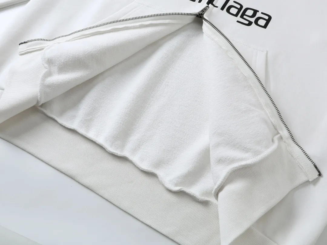 🅿️380 real shots [Top version. Official website quality] BALENCI*GA/Paris new model. Co-branded Manchester United football sportswear LOGO embroidered printed cardigan hooded sweatshirt. The craftsmanship is extremely complex and the market currency is very different. Welcome to compare🆚. The fabric is made of Paris ZP custom-woven and dyed cotton sweatshirt. Weighing 460 grams, the cloth surface is clean. The cloth pattern is clear, soft and comfortable. The threads are dyed with no color difference. The classic pattern embroidery is embroidered by Tajima imported embroidery machine, and the printing uses imported glue. The letters are clear, three-dimensional and without burrs. Jubie market produces pictures based on pictures. Welcome to compare. The version adopts OS loose shoulder design. Same style for men and women. Code: BL238927 Color: black, white Size: XS S M L