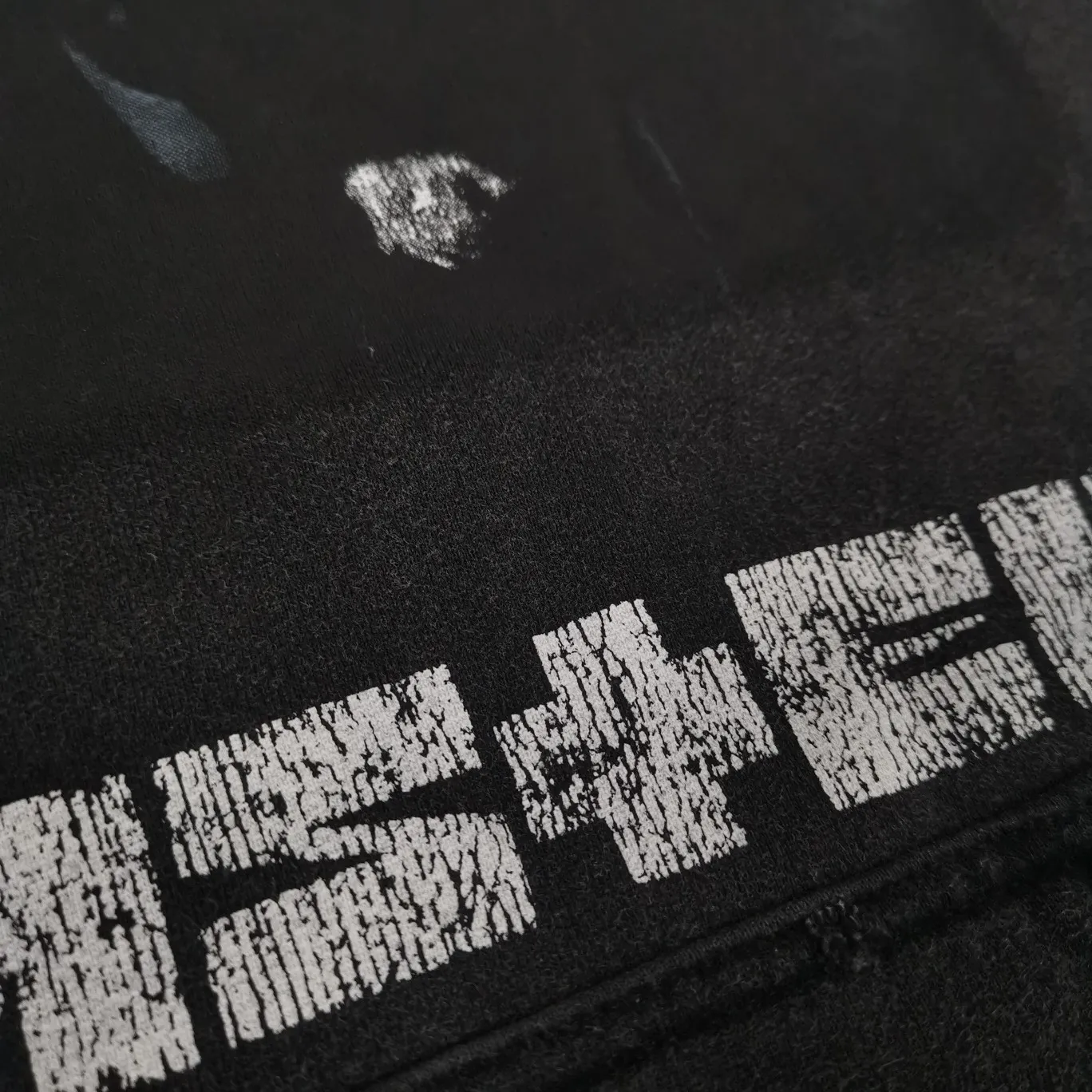 Additional details - Spring and Autumn top proven version Balenciaga SS21 German tank band exclusive Balenciaga men's and women's couple star's same style pure cotton hoodie sweatshirt. Custom-woven and dyed 550 grams of vulcanized black fabric. The weight of the fabric after washing is up to 1kg/Imported Tajima embroidery. The letters are clear/The fried sand process of ready-made clothes makes the fabric slightly white. The whole body is broken. It is so trendy, contemporary, versatile and stylish! /Printing process: Kornit digital printing direct-injection white color is produced at the same time. There are few such machines and technologies in China! It will definitely not fall off. After being soaked in water at 70 degrees for 40 minutes, it did not fall off even after being rubbed with a hand! / The wash labels on the collar are all limited numbers [1-400 numbers] to ensure that each piece of clothing has a different number and is unique! / It takes a full month and a half from getting the sample to the finished product. You can imagine how difficult it is and our original intention. We never waver and must be authentic. Every piece of clothing is only shown to everyone after passing the inspection!  Quantity available, please take advantage of it! This is not just clothes, it is art and pursuit! In order to show the top tested version, the editor specially added a set of detailed supplementary pictures, all of which are original pictures without processing. OverSize version SIZE: XS-L P:530