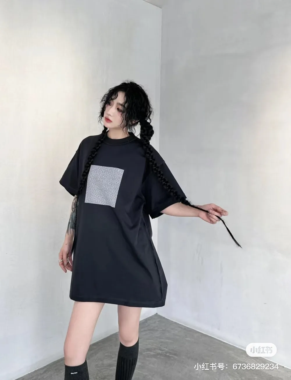 ♻️💯Reference model picture for the upper body❤️【Latest new version】Top version - BALENCIAGA- 24 new reverse wear three-dimensional thick plate glue letter printed short-sleeved T-shirt. The original development of custom-woven fabric technology and washing process. High-gram weight 280 grams of fabric, full texture, clean cloth surface, soft and comfortable. Solona thread dyeing has no color difference. Use the latest version of computer printing system for scanning processing. Computer scanning develops printing film. All dot details and letter spacing are greatly restored. It is made of screen printing composite. The same color glue material is specially blended according to the original color. It uses permeable water-based flat screen printing. The pigment penetrates into the fiber of the fabric. The viscosity of the color paste should be adjusted appropriately to facilitate the uniform sizing of the fabric and the pattern is smooth. The front and back sides are made through special cutting and sewing techniques. The inside-out of the clothing is turned to the outside to form a unique visual effect. The inside-out design can highlight the layering of the clothing and make the overall shape richer and three-dimensional. Double chain stitching on the back shoulder Customized new collar label Original straight cut silhouette The upper body is highly recognizable Color: Black Size: XS-L P:270