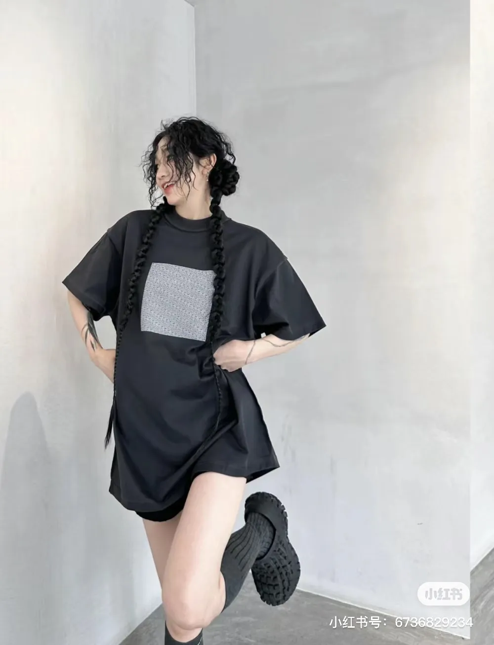 ♻️💯Reference model picture for the upper body❤️【Latest new version】Top version - BALENCIAGA- 24 new reverse wear three-dimensional thick plate glue letter printed short-sleeved T-shirt. The original development of custom-woven fabric technology and washing process. High-gram weight 280 grams of fabric, full texture, clean cloth surface, soft and comfortable. Solona thread dyeing has no color difference. Use the latest version of computer printing system for scanning processing. Computer scanning develops printing film. All dot details and letter spacing are greatly restored. It is made of screen printing composite. The same color glue material is specially blended according to the original color. It uses permeable water-based flat screen printing. The pigment penetrates into the fiber of the fabric. The viscosity of the color paste should be adjusted appropriately to facilitate the uniform sizing of the fabric and the pattern is smooth. The front and back sides are made through special cutting and sewing techniques. The inside-out of the clothing is turned to the outside to form a unique visual effect. The inside-out design can highlight the layering of the clothing and make the overall shape richer and three-dimensional. Double chain stitching on the back shoulder Customized new collar label Original straight cut silhouette The upper body is highly recognizable Color: Black Size: XS-L P:270
