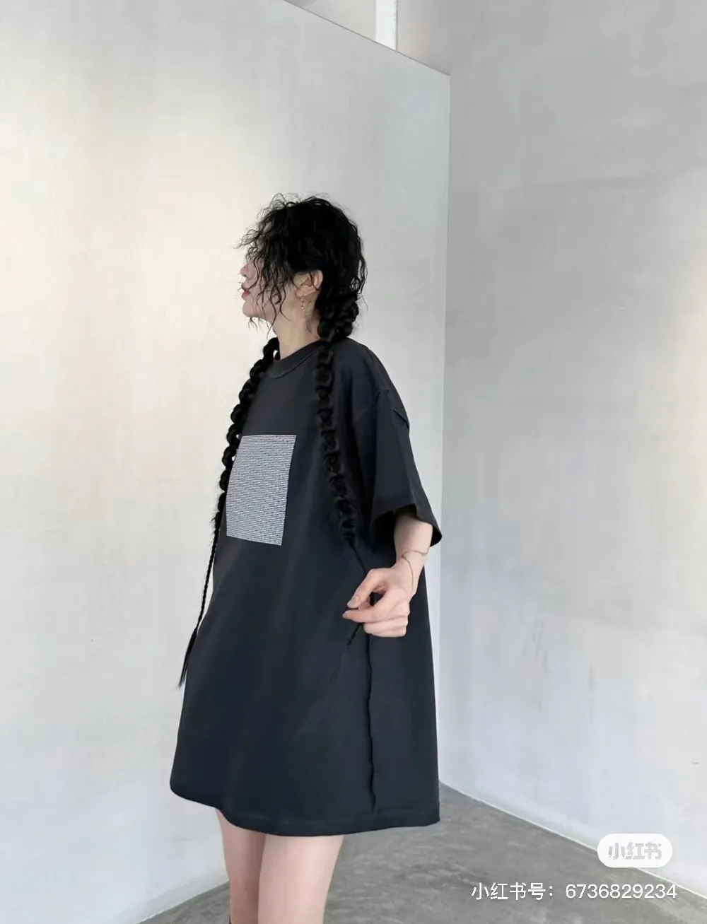 ♻️💯Reference model picture for the upper body❤️【Latest new version】Top version - BALENCIAGA- 24 new reverse wear three-dimensional thick plate glue letter printed short-sleeved T-shirt. The original development of custom-woven fabric technology and washing process. High-gram weight 280 grams of fabric, full texture, clean cloth surface, soft and comfortable. Solona thread dyeing has no color difference. Use the latest version of computer printing system for scanning processing. Computer scanning develops printing film. All dot details and letter spacing are greatly restored. It is made of screen printing composite. The same color glue material is specially blended according to the original color. It uses permeable water-based flat screen printing. The pigment penetrates into the fiber of the fabric. The viscosity of the color paste should be adjusted appropriately to facilitate the uniform sizing of the fabric and the pattern is smooth. The front and back sides are made through special cutting and sewing techniques. The inside-out of the clothing is turned to the outside to form a unique visual effect. The inside-out design can highlight the layering of the clothing and make the overall shape richer and three-dimensional. Double chain stitching on the back shoulder Customized new collar label Original straight cut silhouette The upper body is highly recognizable Color: Black Size: XS-L P:270