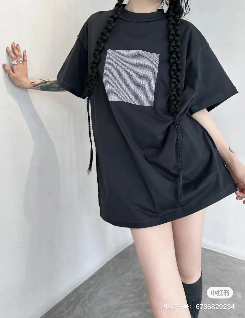 ♻️💯Reference model picture for the upper body❤️【Latest new version】Top version - BALENCIAGA- 24 new reverse wear three-dimensional thick plate glue letter printed short-sleeved T-shirt. The original development of custom-woven fabric technology and washing process. High-gram weight 280 grams of fabric, full texture, clean cloth surface, soft and comfortable. Solona thread dyeing has no color difference. Use the latest version of computer printing system for scanning processing. Computer scanning develops printing film. All dot details and letter spacing are greatly restored. It is made of screen printing composite. The same color glue material is specially blended according to the original color. It uses permeable water-based flat screen printing. The pigment penetrates into the fiber of the fabric. The viscosity of the color paste should be adjusted appropriately to facilitate the uniform sizing of the fabric and the pattern is smooth. The front and back sides are made through special cutting and sewing techniques. The inside-out of the clothing is turned to the outside to form a unique visual effect. The inside-out design can highlight the layering of the clothing and make the overall shape richer and three-dimensional. Double chain stitching on the back shoulder Customized new collar label Original straight cut silhouette The upper body is highly recognizable Color: Black Size: XS-L P:270