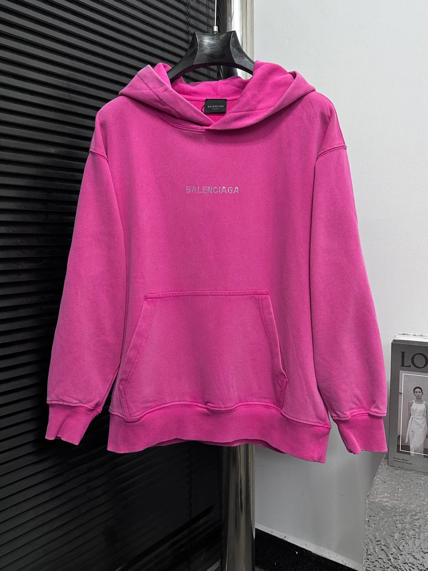 🅿️330 [BALENCIaGA] Paris small letters rhinestone washed hooded sweatshirt. The fabric is made of 400g Paris-specific double yarns*high weight double yarn ribs. It is pressed using a high-temperature air machine. The high-temperature gas contacts the fabric and uses heat energy and pressure to press the fabric to ensure uniform heat distribution. The fabrics have been washed and aged. It has a better hand feel and texture. It is not easy to deform, not easy to shrink, not easy to fade, and maintains long-term beauty. Same style for men and women! ! Size: S-XL