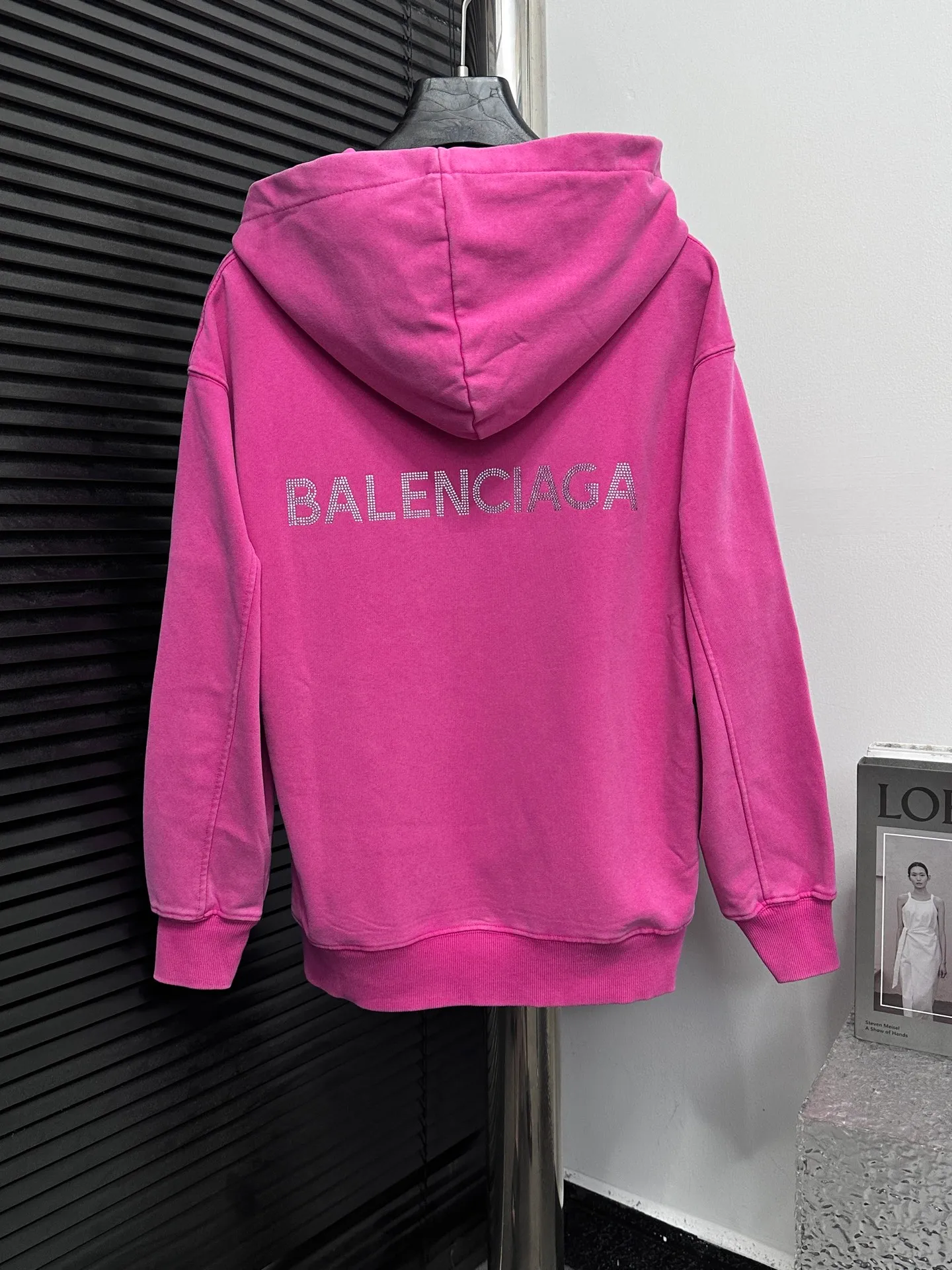 🅿️330 [BALENCIaGA] Paris small letters rhinestone washed hooded sweatshirt. The fabric is made of 400g Paris-specific double yarns*high weight double yarn ribs. It is pressed using a high-temperature air machine. The high-temperature gas contacts the fabric and uses heat energy and pressure to press the fabric to ensure uniform heat distribution. The fabrics have been washed and aged. It has a better hand feel and texture. It is not easy to deform, not easy to shrink, not easy to fade, and maintains long-term beauty. Same style for men and women! ! Size: S-XL