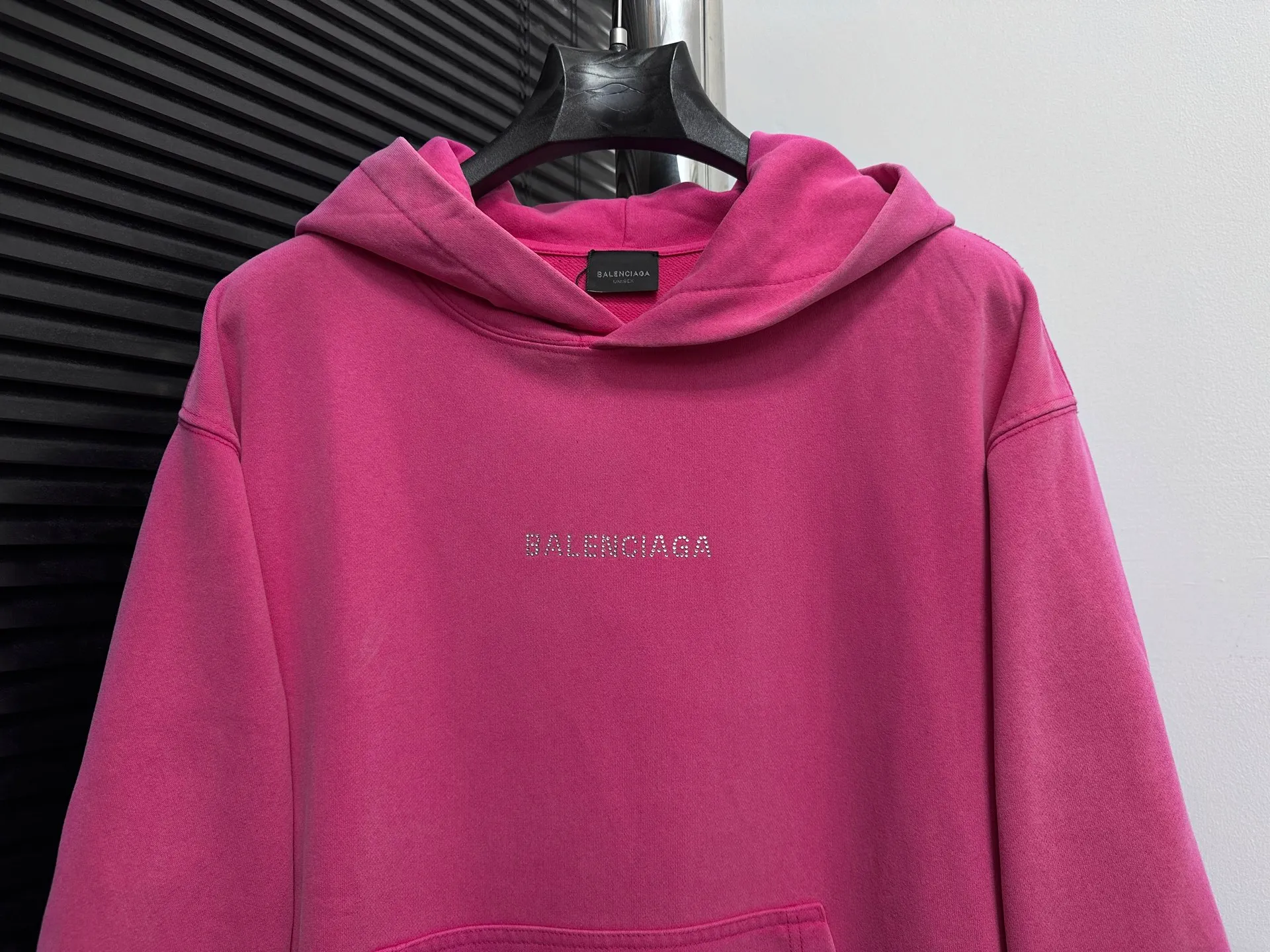 🅿️330 [BALENCIaGA] Paris small letters rhinestone washed hooded sweatshirt. The fabric is made of 400g Paris-specific double yarns*high weight double yarn ribs. It is pressed using a high-temperature air machine. The high-temperature gas contacts the fabric and uses heat energy and pressure to press the fabric to ensure uniform heat distribution. The fabrics have been washed and aged. It has a better hand feel and texture. It is not easy to deform, not easy to shrink, not easy to fade, and maintains long-term beauty. Same style for men and women! ! Size: S-XL