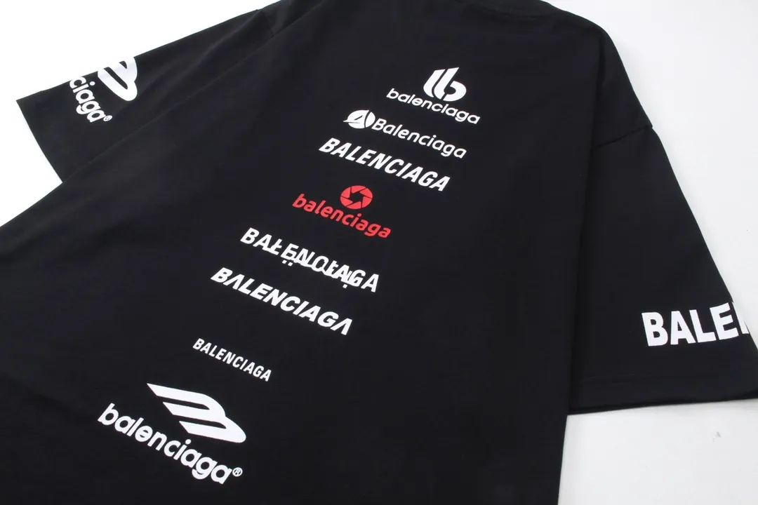 🅿️180 detailed pictures [Top version. Official website quality] BALENCI*GA/Paris. Multi-element trademark LOGO short-sleeved T-shirt 2024 new style. All pattern details, colors, Y boards are customized, and the brick cabinets are synchronized. Genuine products are developed at the first time, and you can print and compare! The fabric is made of Paris ZP custom-woven and dyed cotton double yarn. Weighing 260 grams, the cloth surface is clean. The cloth pattern is clear, soft and comfortable. The threads are dyed with no color difference. The printing uses environmentally friendly imported materials, the letters are clear and the effect is three-dimensional. The version adopts OS loose shoulder design. Same style for men and women. Code: BL223375 Color: black, white Size: XS to L