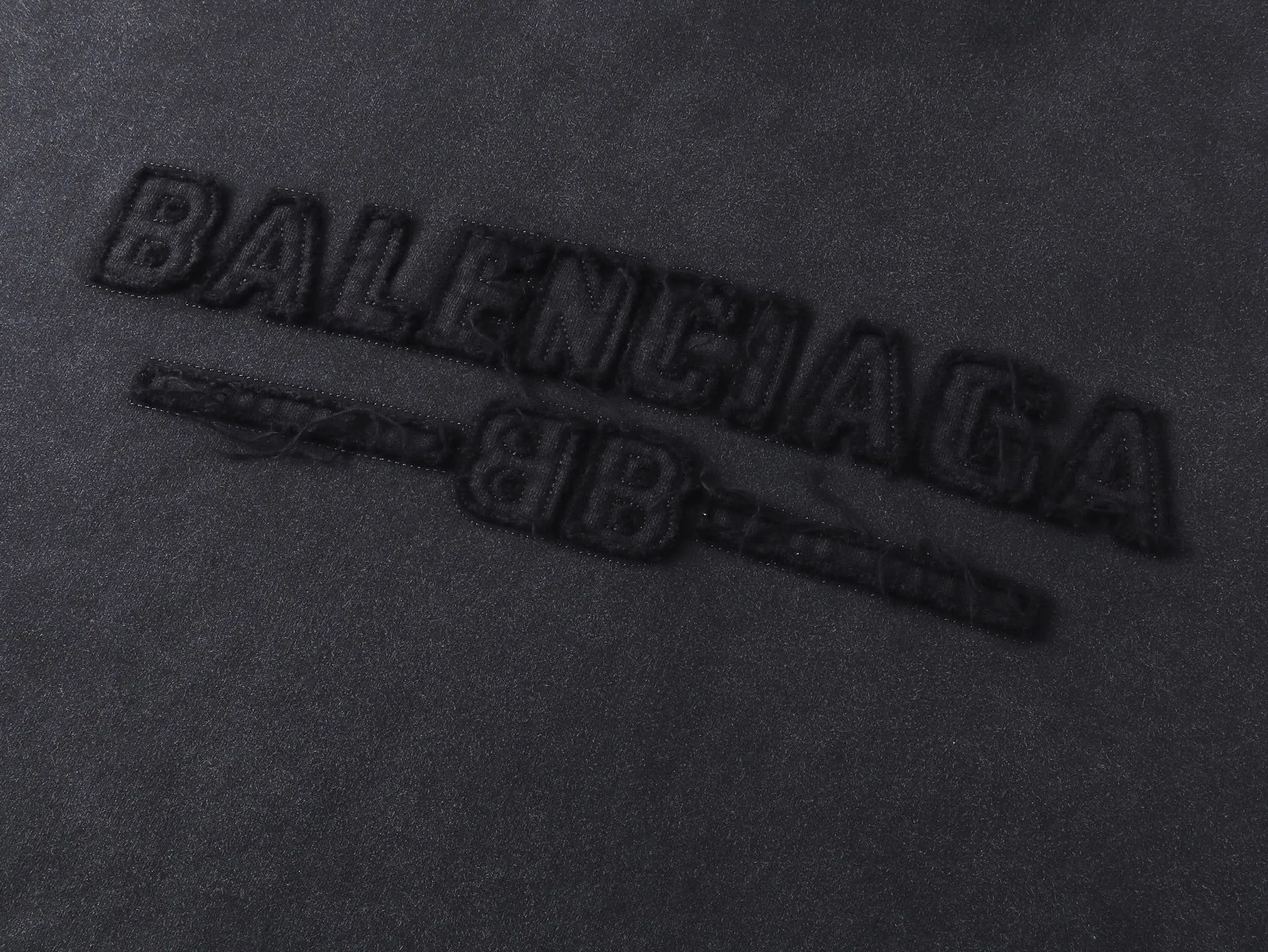 🅿️340 real photos [Top version. Official website quality] BALENCI*GA/Paris #2025 new style washed hooded sweatshirt with letter LOGO chest patch embroidery, ready-to-wear washed and worn, full of design. Welcome to compare. The fabric is made of Paris ZP custom-woven and dyed cotton. The weight is 460 grams. The cloth surface is clean. The cloth pattern is clear, soft and comfortable. The threads are dyed with no color difference. The classic letter LOGO is embroidered with imported Tajima embroidery machine. The effect is three-dimensional. Restore the brick cabinet, adopt OS loose shoulder style. Same style for men and women. Code: BL258960 Color: washed black Size: XS S M L