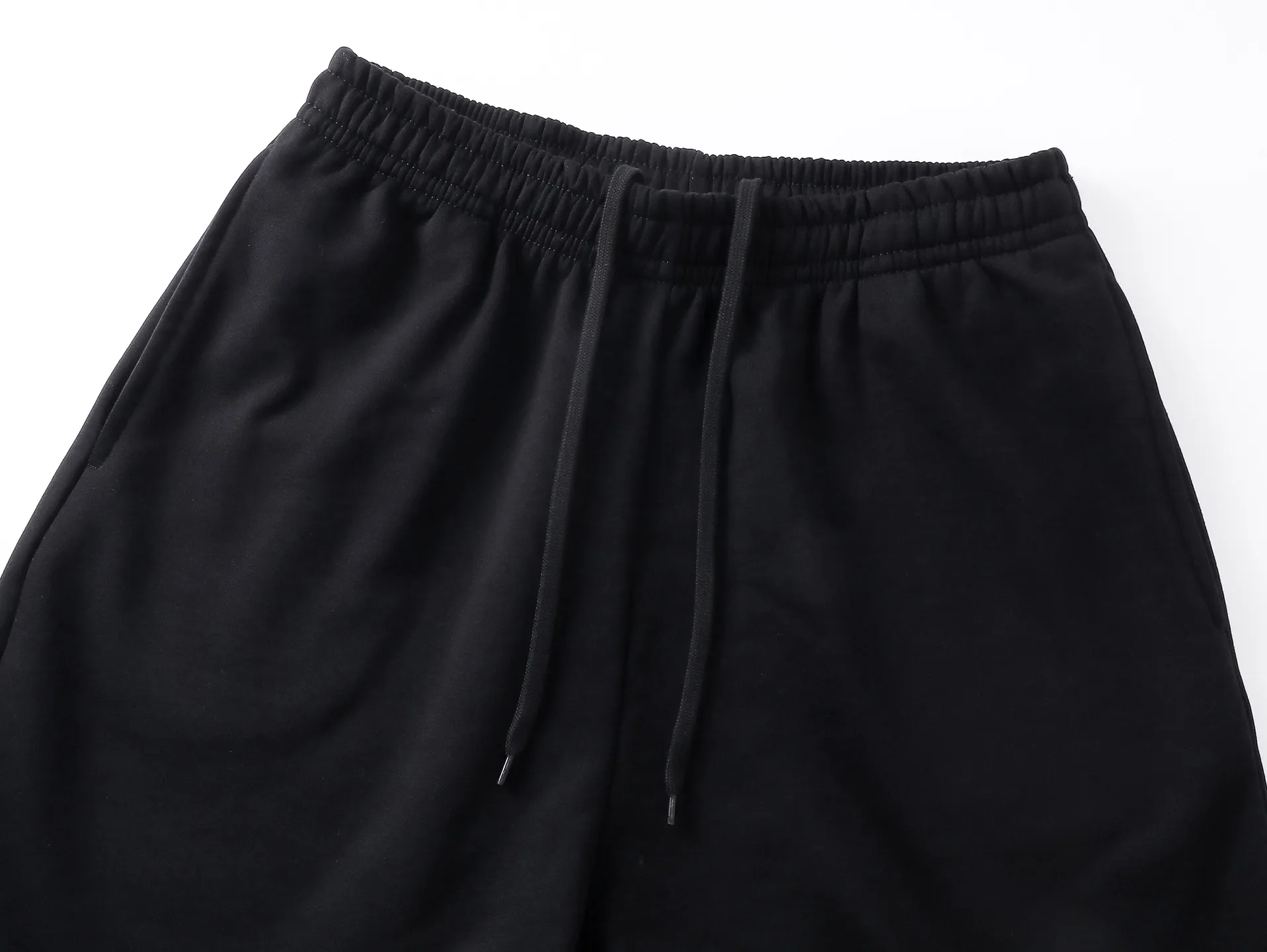🅿️210 real photos [Top version. Official website quality] BALENCI*GA/Paris. 2025 new model. Paris double-ring classic LOGO embroidered shorts. Brick cabinet synchronization. Genuine product developed at the first time, happy to print and compare! The fabric is made of Paris ZP custom-woven and dyed 100% cotton terry sweatshirt. The weight is 460 grams. The cloth surface is clean. The cloth pattern is clear and the hand feels soft and comfortable. The embroidery uses an imported Tajima embroidery machine. The letters are clear and the effect is three-dimensional. The version adopts a loose version. Same style for men and women. Code: BL257017 Color: Black Size: XS S M L