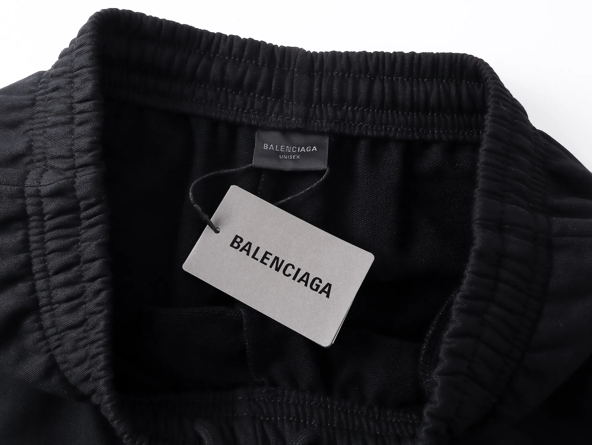 🅿️210 real photos [Top version. Official website quality] BALENCI*GA/Paris. 2025 new model. Paris double-ring classic LOGO embroidered shorts. Brick cabinet synchronization. Genuine product developed at the first time, happy to print and compare! The fabric is made of Paris ZP custom-woven and dyed 100% cotton terry sweatshirt. The weight is 460 grams. The cloth surface is clean. The cloth pattern is clear and the hand feels soft and comfortable. The embroidery uses an imported Tajima embroidery machine. The letters are clear and the effect is three-dimensional. The version adopts a loose version. Same style for men and women. Code: BL257017 Color: Black Size: XS S M L