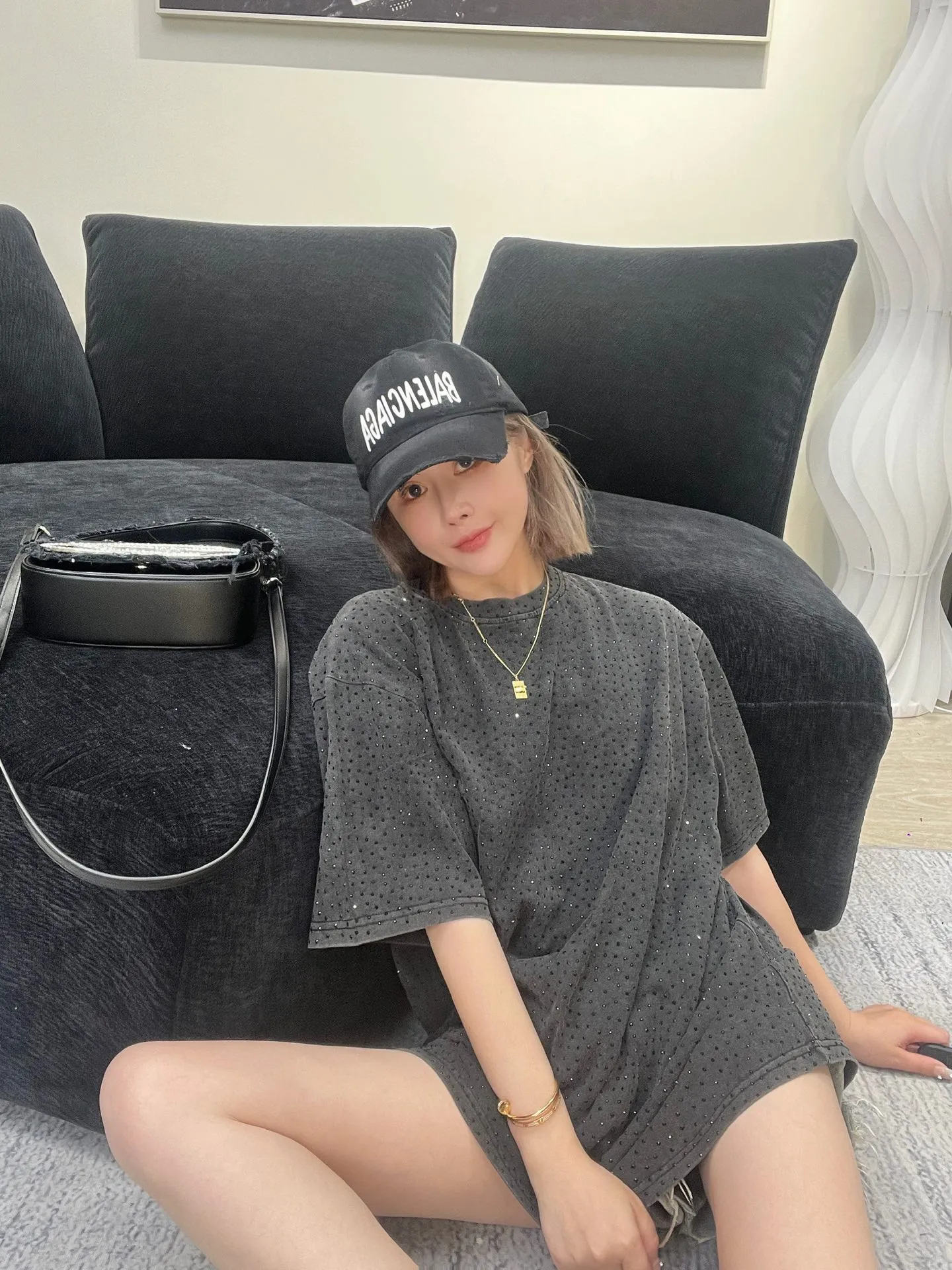 🎀Hot model pictures🎀Top tested version BALENCIAGA 23SS Balenciaga T-shirt with rhinestones and rhinestones. Male and female couples star same style pure cotton short-sleeved T-shirt. The whole piece is rhinestones, oversize large version, the collision of bling bling rhinestones, it is simply the most beautiful, it really shines. The rhinestones on the back are pressed with ultra-fine high temperature and are not easy to fall off. They are very delicate and show the feel of Swarovski rhinestones. The full sense of high-end is very motorcycle. The rhinestones sparkle brilliantly no matter in the sun. The casual and loose version is lazy and casual. It is invincibly slimming. It is the same style for men and women. It is very trendy casually. Note: Try not to use high temperature and washing machine. 🈲 Size: XS——L Color: Black P:260