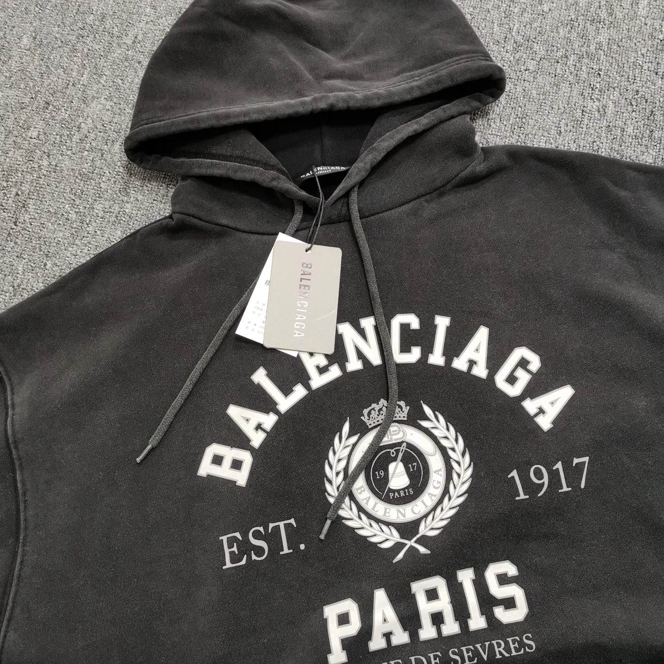 Additional details——Spring and autumn top-notch proven version BALENCIAGA Paris designer 2022 spring and summer crown wheat ear 1917 letter cracked print male and female couple star same style hooded hoodie sweatshirt huge cost single product. In terms of fabric alone, 480 grams of pure cotton combed terry fabric, plus the fabric needs to be pre-shrunk in advance and then fried and aged, is enough to drink a pot! The printing uses Kornit digital direct injection cracking process. Because it's primed, you don't have to worry about the print falling off if it bursts. A full set of customized accessories, synchronized at the counter, and consistent coding. Color: Washed Black Size: XS-L P:460