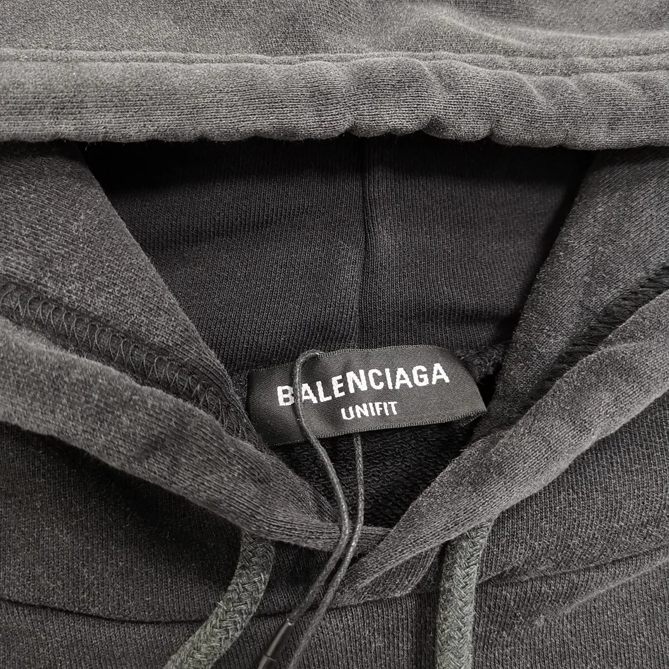 Additional details——Spring and autumn top-notch proven version BALENCIAGA Paris designer 2022 spring and summer crown wheat ear 1917 letter cracked print male and female couple star same style hooded hoodie sweatshirt huge cost single product. In terms of fabric alone, 480 grams of pure cotton combed terry fabric, plus the fabric needs to be pre-shrunk in advance and then fried and aged, is enough to drink a pot! The printing uses Kornit digital direct injection cracking process. Because it's primed, you don't have to worry about the print falling off if it bursts. A full set of customized accessories, synchronized at the counter, and consistent coding. Color: Washed Black Size: XS-L P:460