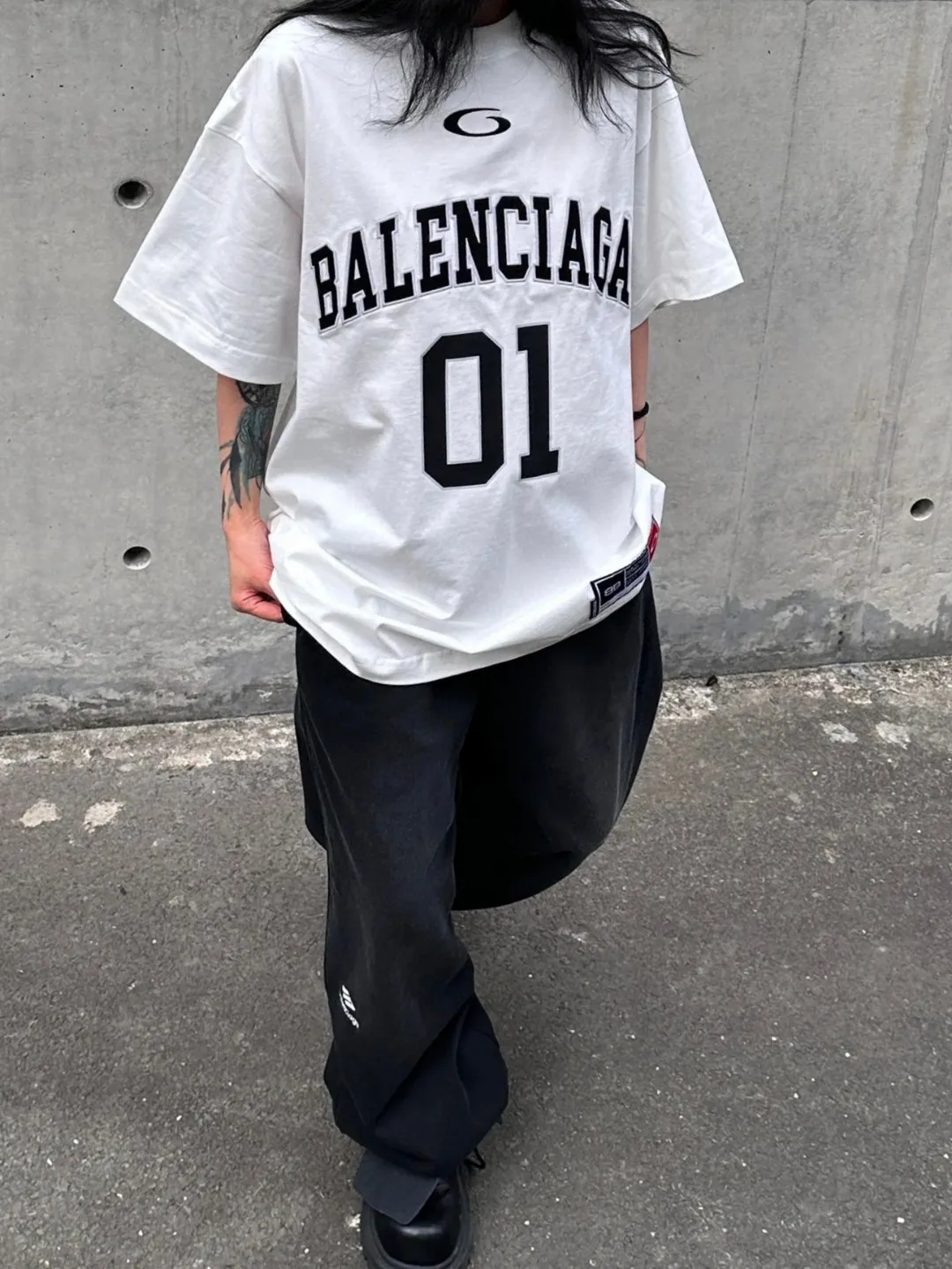 ♻️💯Refer to the model picture for the upper body❤️Top version Balenciaga SS25 front letter embroidery printed round neck short-sleeved T-shirt high weight double yarn pure cotton fabric loose fit Purchase the original pattern making sample and benchmark the original fabric, version and details Fabric: 100% cotton fabric is used, and imported cotton yarn is used. Soft, skin-friendly and non-irritating.  Craftsmanship: The clothing is a front-shoulder version, and all pieces are cut one-to-one by professional masters. Details: All accessories are genuine one-to-one custom-made and fully equipped, including the buttons on the front of the clothing.  Purchase the original benchmarking details fabric, high version, heavy weight 320g double yarn pure cotton fabric, color: blue, black, white, code number: XS S M L P: 310