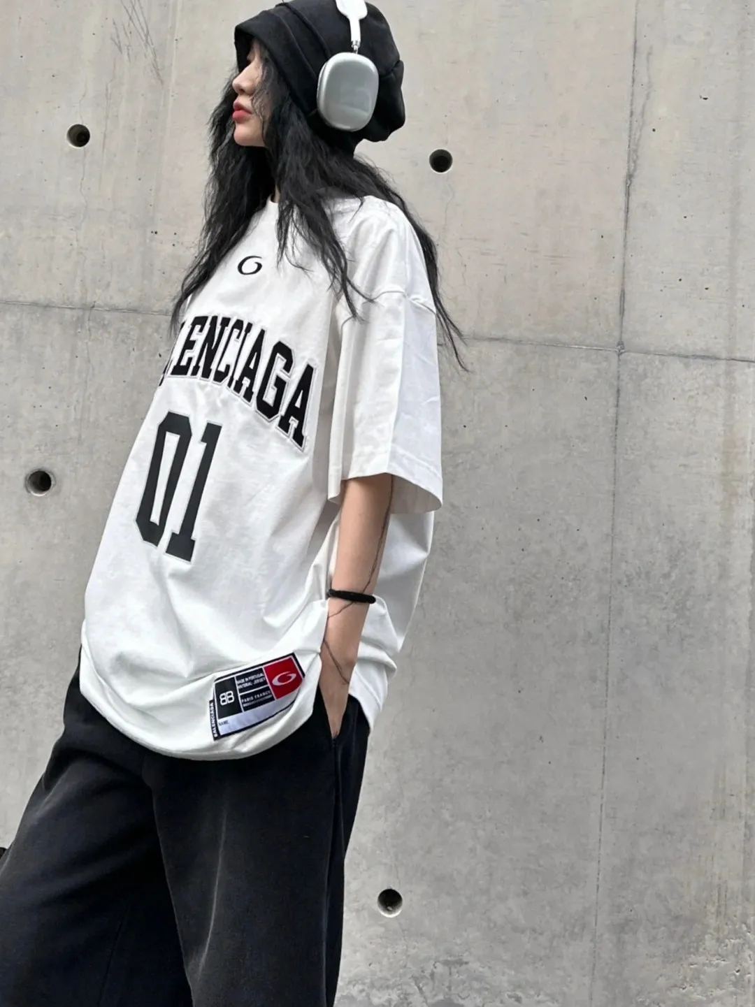 ♻️💯Refer to the model picture for the upper body❤️Top version Balenciaga SS25 front letter embroidery printed round neck short-sleeved T-shirt high weight double yarn pure cotton fabric loose fit Purchase the original pattern making sample and benchmark the original fabric, version and details Fabric: 100% cotton fabric is used, and imported cotton yarn is used. Soft, skin-friendly and non-irritating.  Craftsmanship: The clothing is a front-shoulder version, and all pieces are cut one-to-one by professional masters. Details: All accessories are genuine one-to-one custom-made and fully equipped, including the buttons on the front of the clothing.  Purchase the original benchmarking details fabric, high version, heavy weight 320g double yarn pure cotton fabric, color: blue, black, white, code number: XS S M L P: 310
