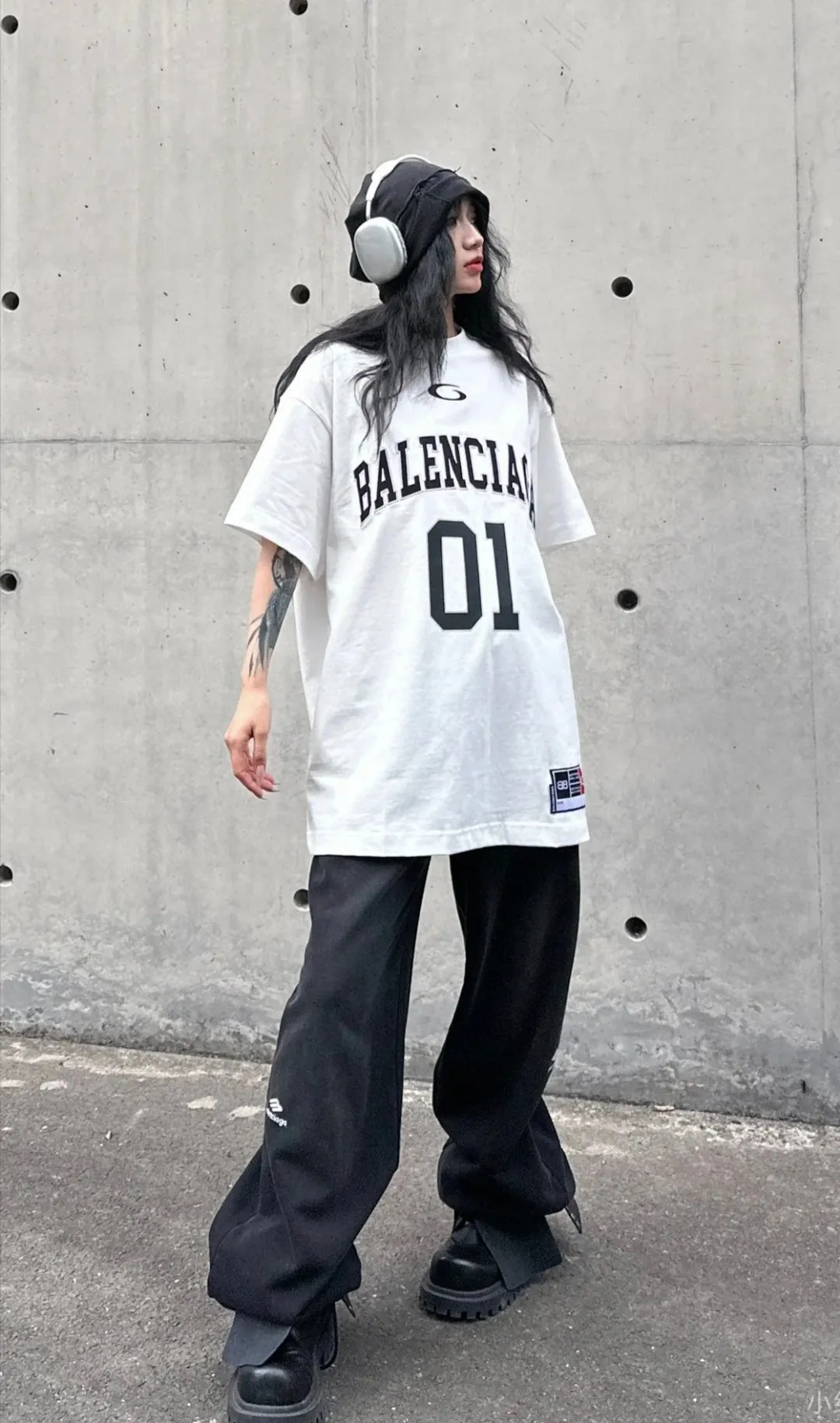 ♻️💯Refer to the model picture for the upper body❤️Top version Balenciaga SS25 front letter embroidery printed round neck short-sleeved T-shirt high weight double yarn pure cotton fabric loose fit Purchase the original pattern making sample and benchmark the original fabric, version and details Fabric: 100% cotton fabric is used, and imported cotton yarn is used. Soft, skin-friendly and non-irritating.  Craftsmanship: The clothing is a front-shoulder version, and all pieces are cut one-to-one by professional masters. Details: All accessories are genuine one-to-one custom-made and fully equipped, including the buttons on the front of the clothing.  Purchase the original benchmarking details fabric, high version, heavy weight 320g double yarn pure cotton fabric, color: blue, black, white, code number: XS S M L P: 310