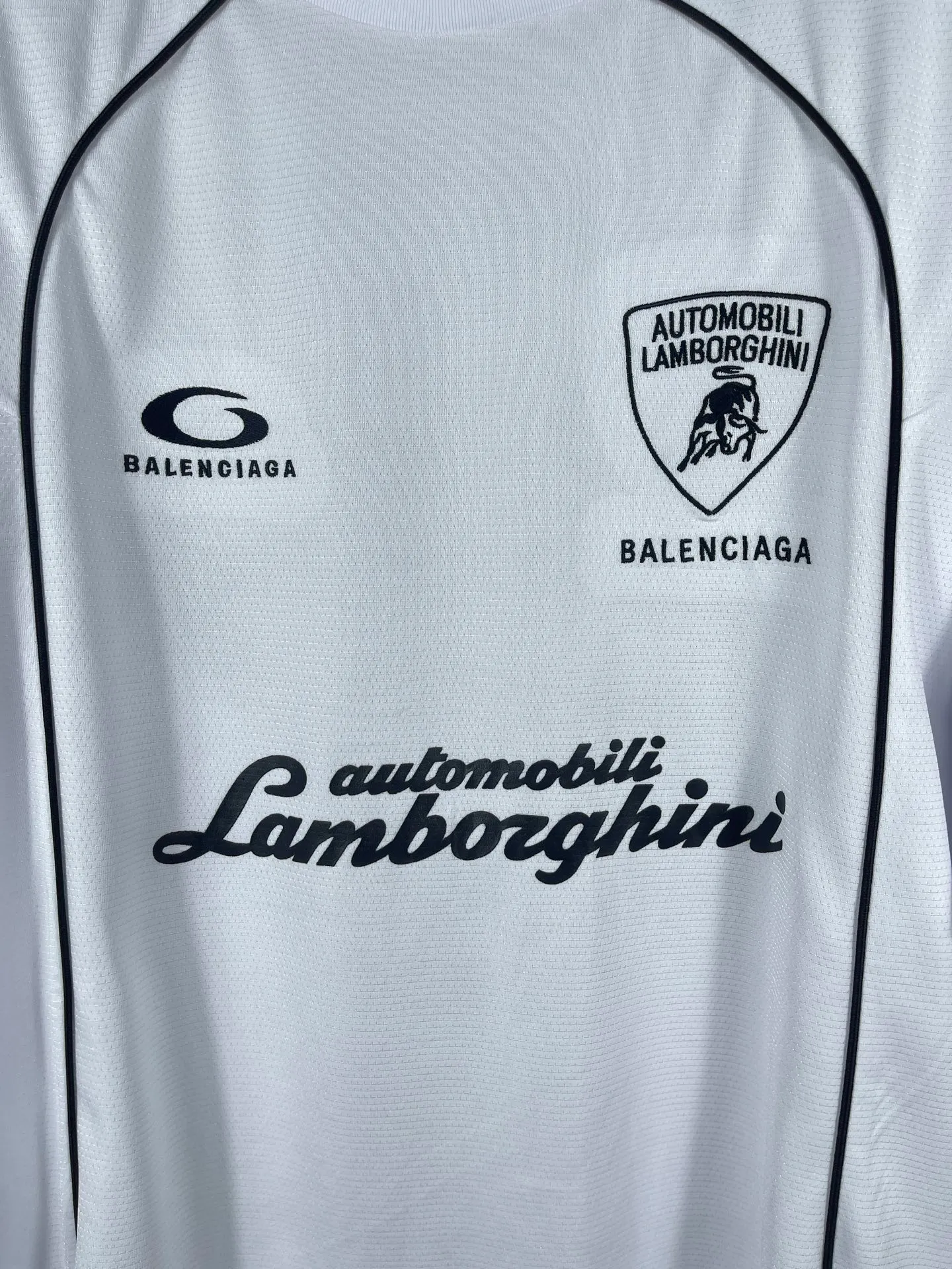 🅿️226 Actual pictures [Top version. Official website quality] BALENCI*GA/Paris co-branded Lamborghini jersey, printed embroidery on the front and back, embroidered on the left and right sleeves, multi-position short-sleeved T-shirt #overweight craftsmanship. SS25 latest model. Research and development at the first time, different market currencies. Comparisons welcome. The fabric is made of custom-woven sports fabric that absorbs moisture and is comfortable and dry. Whether you are doing sports or fitness or going out on the street every day, you can easily become the center of attention. Stretch ribbing at neckline. Weighing 260 grams, the cloth surface is clean. The cloth pattern is clear, soft and comfortable. The threads are dyed with no color difference. The printing uses imported environmentally friendly rubber paddles. The embroidery is done using imported Tajima embroidery machines. The pattern letters are clear, three-dimensional and without burrs. Jubie market produces pictures based on pictures. Welcome to compare. The version adopts OS loose shoulder design. Same style for men and women. Code: BL253691 Color: black, white Size: XS S M L