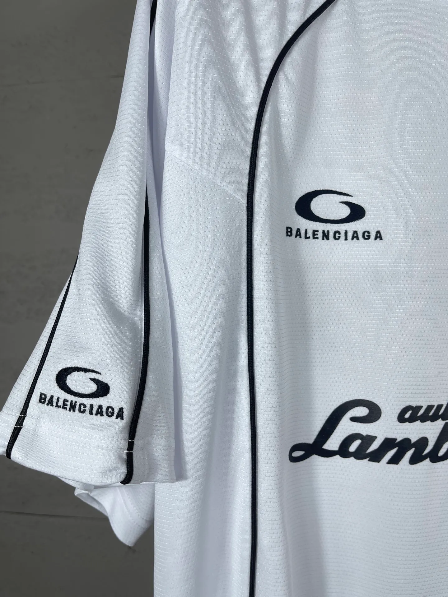 🅿️226 Actual pictures [Top version. Official website quality] BALENCI*GA/Paris co-branded Lamborghini jersey, printed embroidery on the front and back, embroidered on the left and right sleeves, multi-position short-sleeved T-shirt #overweight craftsmanship. SS25 latest model. Research and development at the first time, different market currencies. Comparisons welcome. The fabric is made of custom-woven sports fabric that absorbs moisture and is comfortable and dry. Whether you are doing sports or fitness or going out on the street every day, you can easily become the center of attention. Stretch ribbing at neckline. Weighing 260 grams, the cloth surface is clean. The cloth pattern is clear, soft and comfortable. The threads are dyed with no color difference. The printing uses imported environmentally friendly rubber paddles. The embroidery is done using imported Tajima embroidery machines. The pattern letters are clear, three-dimensional and without burrs. Jubie market produces pictures based on pictures. Welcome to compare. The version adopts OS loose shoulder design. Same style for men and women. Code: BL253691 Color: black, white Size: XS S M L