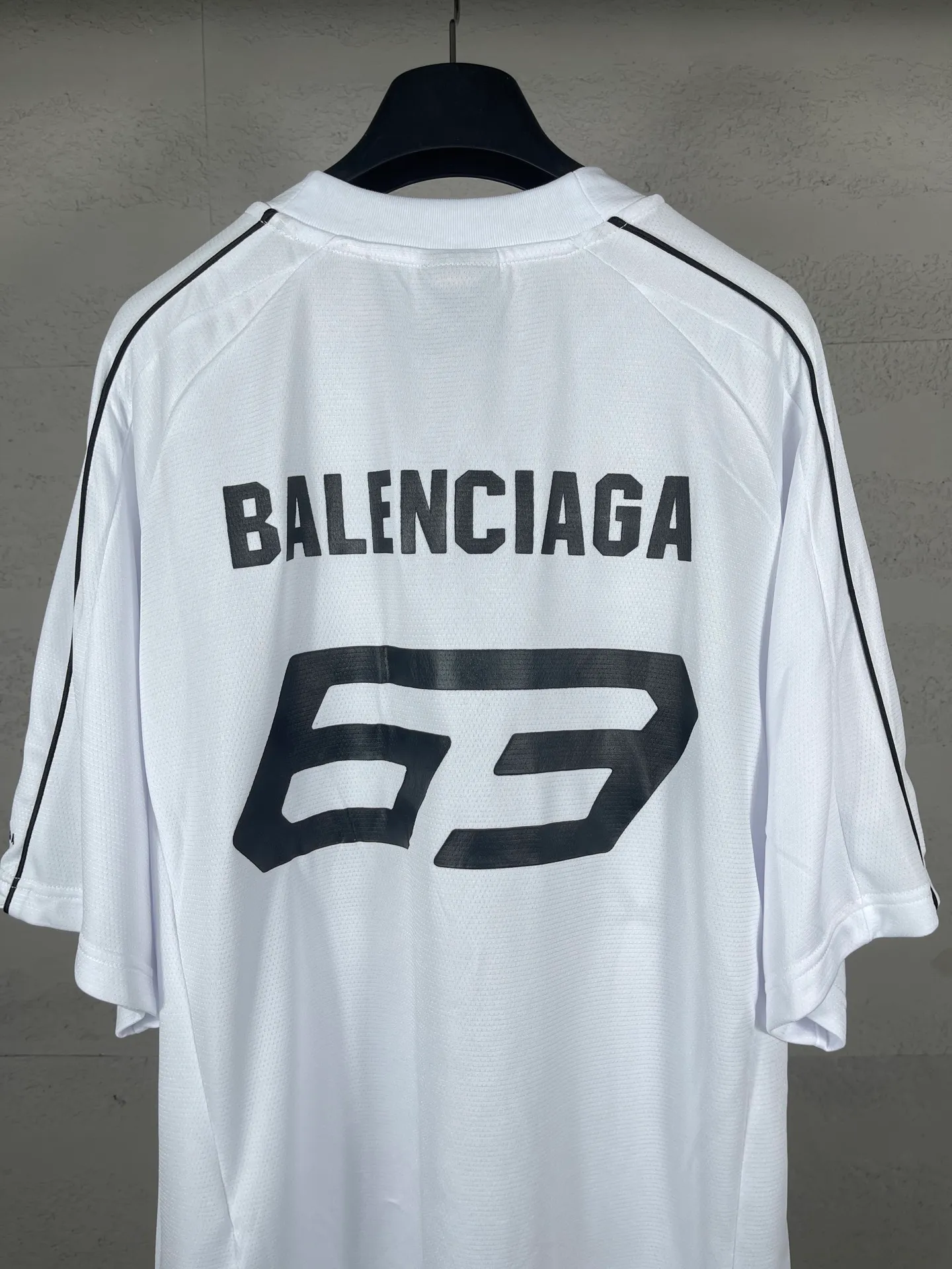 🅿️226 Actual pictures [Top version. Official website quality] BALENCI*GA/Paris co-branded Lamborghini jersey, printed embroidery on the front and back, embroidered on the left and right sleeves, multi-position short-sleeved T-shirt #overweight craftsmanship. SS25 latest model. Research and development at the first time, different market currencies. Comparisons welcome. The fabric is made of custom-woven sports fabric that absorbs moisture and is comfortable and dry. Whether you are doing sports or fitness or going out on the street every day, you can easily become the center of attention. Stretch ribbing at neckline. Weighing 260 grams, the cloth surface is clean. The cloth pattern is clear, soft and comfortable. The threads are dyed with no color difference. The printing uses imported environmentally friendly rubber paddles. The embroidery is done using imported Tajima embroidery machines. The pattern letters are clear, three-dimensional and without burrs. Jubie market produces pictures based on pictures. Welcome to compare. The version adopts OS loose shoulder design. Same style for men and women. Code: BL253691 Color: black, white Size: XS S M L