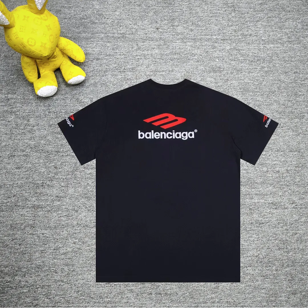 [Latest new] Top-grade tested version - BALENCIAGA - Balenciaga's new 3B big M fully embroidered T-shirt on the front and back. The front and rear arms are made of imported Tajima machine heavy embroidery 12W needle and thread. Fine embroidery. The effect is three-dimensional. The lines are clear. No rough edges. Super high-tech embroidery. The fullness is very high. The concave and convex texture is obvious. The fabric is custom-woven and dyed. Zero color difference in the thread. Perfect 1:1. Distinguished from market currency. All original development pays attention to details. Avoid the mixing of stolen pictures by merchants ✅ Correct 280g custom-woven and custom-dyed double yarn pure cotton fabric, no color difference in custom-dyed threads ✅ Correct imported material printing, Conley machine white ink direct injection process, letters are clear and three-dimensional, firm and do not fall off ✅ Overweight craftsmanship, original version is the same, different market currencies. Here I explain why I am a little more expensive than others, 1. It seems to be simple printing or embroidery, but it is not simple at all. 10000% imported machine restoration, not just lip service. Welcome to compare with peers. 2. Each model is produced by the company, and the details of workmanship and fabrics are consistent with the original ones. It is guaranteed that there will be no color difference with the counters. Reproduction is not scary. Whoever fakes it will be embarrassed. It’s not shameful to make a replica, it’s shameful if you can’t buy the correct version if you make a replica. 3. Note that the threaded collars are all original collars of certain countries and regions, with high wrapping. The width of the neckline and cabinets are accurate to the millimeter. Thick necklines are not easy to deform. The collars of high-end products are all restored cabinets. They are different from the big collars in the world. Ordinary garbage short-sleeves are printed with a print. The clavicle of the upper body is exposed. Please be patient. Customers who have bought genuine products or have seen genuine products will come back to place orders again. This is quality. This is quality. 4. Different styles of washed wheat main wheat, including imported wheat, have different colors and codes. Really restore the counter. As we all know, Balenciaga's collar labels in each quarter have different English or different colors. This distinguishes the fast food products with the same main wheat washed wheat. 5. Pay attention to the workmanship. The stitching at the neckline has no folds, smooth and natural without overlapping lines. Really restore this. This is something that many people cannot do. 6. The fabric is made of 280g Paris-specific double yarn. No one can make better fabrics than my family. It’s really incomparable with the ordinary version on the market. Respect it. It’s genuine and costs several thousand yuan. Don’t buy street stalls. Quality 7. The workmanship is fully restored. The packaging is fully restored. The cost is huge. 8. I guarantee here that this is the highest quality you can find. Color: White Black Size: xs s m l P: 290