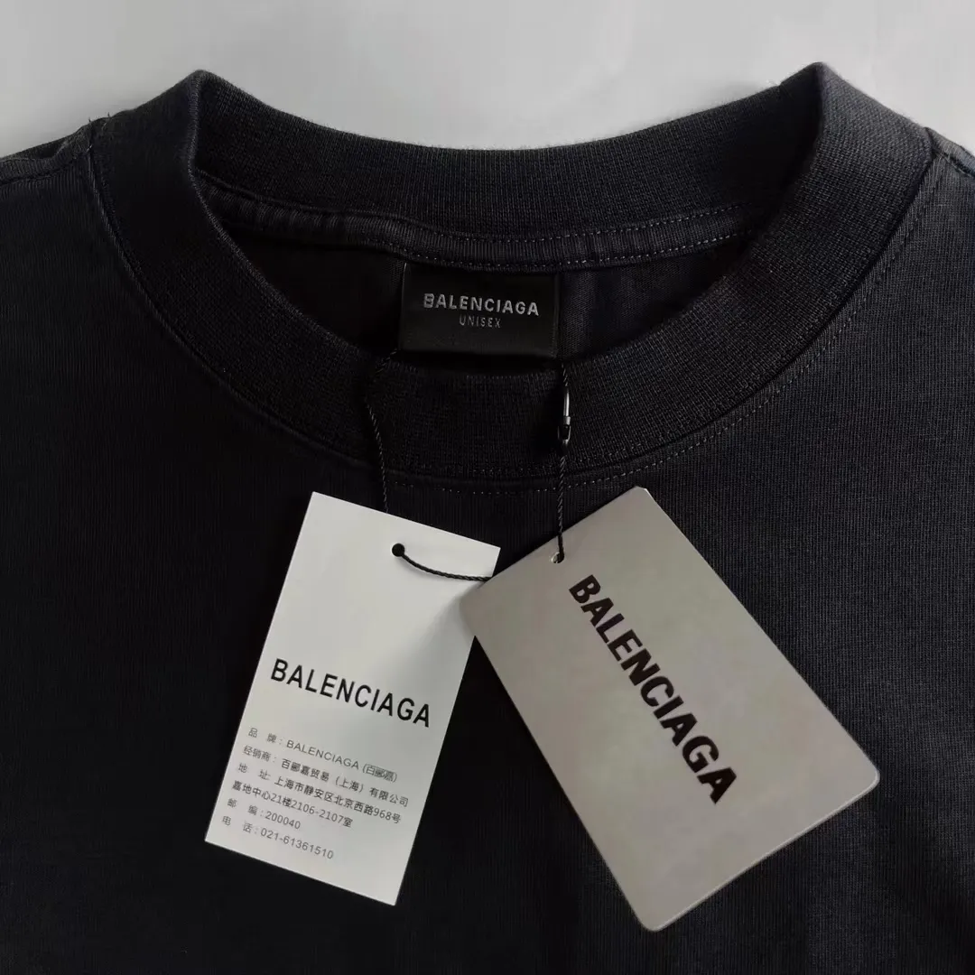 [Latest new] Top-grade tested version - BALENCIAGA - Balenciaga's new 3B big M fully embroidered T-shirt on the front and back. The front and rear arms are made of imported Tajima machine heavy embroidery 12W needle and thread. Fine embroidery. The effect is three-dimensional. The lines are clear. No rough edges. Super high-tech embroidery. The fullness is very high. The concave and convex texture is obvious. The fabric is custom-woven and dyed. Zero color difference in the thread. Perfect 1:1. Distinguished from market currency. All original development pays attention to details. Avoid the mixing of stolen pictures by merchants ✅ Correct 280g custom-woven and custom-dyed double yarn pure cotton fabric, no color difference in custom-dyed threads ✅ Correct imported material printing, Conley machine white ink direct injection process, letters are clear and three-dimensional, firm and do not fall off ✅ Overweight craftsmanship, original version is the same, different market currencies. Here I explain why I am a little more expensive than others, 1. It seems to be simple printing or embroidery, but it is not simple at all. 10000% imported machine restoration, not just lip service. Welcome to compare with peers. 2. Each model is produced by the company, and the details of workmanship and fabrics are consistent with the original ones. It is guaranteed that there will be no color difference with the counters. Reproduction is not scary. Whoever fakes it will be embarrassed. It’s not shameful to make a replica, it’s shameful if you can’t buy the correct version if you make a replica. 3. Note that the threaded collars are all original collars of certain countries and regions, with high wrapping. The width of the neckline and cabinets are accurate to the millimeter. Thick necklines are not easy to deform. The collars of high-end products are all restored cabinets. They are different from the big collars in the world. Ordinary garbage short-sleeves are printed with a print. The clavicle of the upper body is exposed. Please be patient. Customers who have bought genuine products or have seen genuine products will come back to place orders again. This is quality. This is quality. 4. Different styles of washed wheat main wheat, including imported wheat, have different colors and codes. Really restore the counter. As we all know, Balenciaga's collar labels in each quarter have different English or different colors. This distinguishes the fast food products with the same main wheat washed wheat. 5. Pay attention to the workmanship. The stitching at the neckline has no folds, smooth and natural without overlapping lines. Really restore this. This is something that many people cannot do. 6. The fabric is made of 280g Paris-specific double yarn. No one can make better fabrics than my family. It’s really incomparable with the ordinary version on the market. Respect it. It’s genuine and costs several thousand yuan. Don’t buy street stalls. Quality 7. The workmanship is fully restored. The packaging is fully restored. The cost is huge. 8. I guarantee here that this is the highest quality you can find. Color: White Black Size: xs s m l P: 290