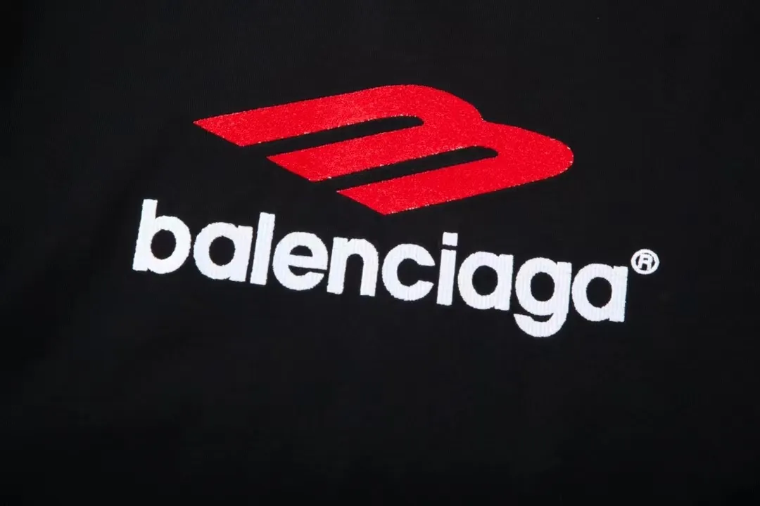 [Latest new] Top-grade tested version - BALENCIAGA - Balenciaga's new 3B big M fully embroidered T-shirt on the front and back. The front and rear arms are made of imported Tajima machine heavy embroidery 12W needle and thread. Fine embroidery. The effect is three-dimensional. The lines are clear. No rough edges. Super high-tech embroidery. The fullness is very high. The concave and convex texture is obvious. The fabric is custom-woven and dyed. Zero color difference in the thread. Perfect 1:1. Distinguished from market currency. All original development pays attention to details. Avoid the mixing of stolen pictures by merchants ✅ Correct 280g custom-woven and custom-dyed double yarn pure cotton fabric, no color difference in custom-dyed threads ✅ Correct imported material printing, Conley machine white ink direct injection process, letters are clear and three-dimensional, firm and do not fall off ✅ Overweight craftsmanship, original version is the same, different market currencies. Here I explain why I am a little more expensive than others, 1. It seems to be simple printing or embroidery, but it is not simple at all. 10000% imported machine restoration, not just lip service. Welcome to compare with peers. 2. Each model is produced by the company, and the details of workmanship and fabrics are consistent with the original ones. It is guaranteed that there will be no color difference with the counters. Reproduction is not scary. Whoever fakes it will be embarrassed. It’s not shameful to make a replica, it’s shameful if you can’t buy the correct version if you make a replica. 3. Note that the threaded collars are all original collars of certain countries and regions, with high wrapping. The width of the neckline and cabinets are accurate to the millimeter. Thick necklines are not easy to deform. The collars of high-end products are all restored cabinets. They are different from the big collars in the world. Ordinary garbage short-sleeves are printed with a print. The clavicle of the upper body is exposed. Please be patient. Customers who have bought genuine products or have seen genuine products will come back to place orders again. This is quality. This is quality. 4. Different styles of washed wheat main wheat, including imported wheat, have different colors and codes. Really restore the counter. As we all know, Balenciaga's collar labels in each quarter have different English or different colors. This distinguishes the fast food products with the same main wheat washed wheat. 5. Pay attention to the workmanship. The stitching at the neckline has no folds, smooth and natural without overlapping lines. Really restore this. This is something that many people cannot do. 6. The fabric is made of 280g Paris-specific double yarn. No one can make better fabrics than my family. It’s really incomparable with the ordinary version on the market. Respect it. It’s genuine and costs several thousand yuan. Don’t buy street stalls. Quality 7. The workmanship is fully restored. The packaging is fully restored. The cost is huge. 8. I guarantee here that this is the highest quality you can find. Color: White Black Size: xs s m l P: 290