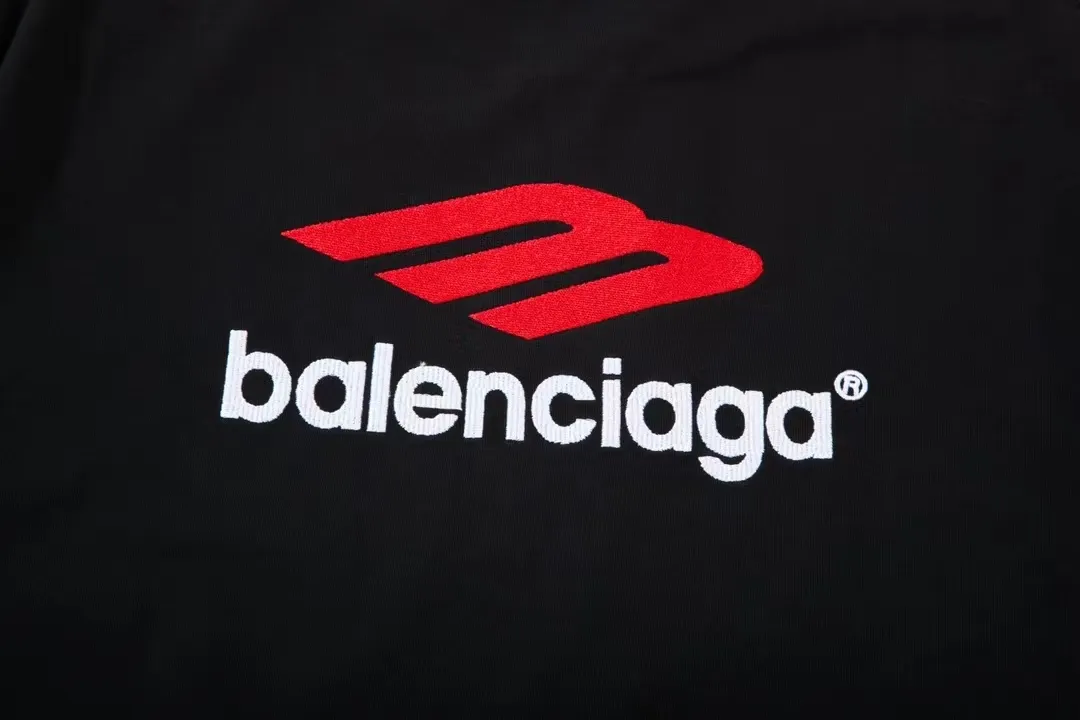 [Latest new] Top-grade tested version - BALENCIAGA - Balenciaga's new 3B big M fully embroidered T-shirt on the front and back. The front and rear arms are made of imported Tajima machine heavy embroidery 12W needle and thread. Fine embroidery. The effect is three-dimensional. The lines are clear. No rough edges. Super high-tech embroidery. The fullness is very high. The concave and convex texture is obvious. The fabric is custom-woven and dyed. Zero color difference in the thread. Perfect 1:1. Distinguished from market currency. All original development pays attention to details. Avoid the mixing of stolen pictures by merchants ✅ Correct 280g custom-woven and custom-dyed double yarn pure cotton fabric, no color difference in custom-dyed threads ✅ Correct imported material printing, Conley machine white ink direct injection process, letters are clear and three-dimensional, firm and do not fall off ✅ Overweight craftsmanship, original version is the same, different market currencies. Here I explain why I am a little more expensive than others, 1. It seems to be simple printing or embroidery, but it is not simple at all. 10000% imported machine restoration, not just lip service. Welcome to compare with peers. 2. Each model is produced by the company, and the details of workmanship and fabrics are consistent with the original ones. It is guaranteed that there will be no color difference with the counters. Reproduction is not scary. Whoever fakes it will be embarrassed. It’s not shameful to make a replica, it’s shameful if you can’t buy the correct version if you make a replica. 3. Note that the threaded collars are all original collars of certain countries and regions, with high wrapping. The width of the neckline and cabinets are accurate to the millimeter. Thick necklines are not easy to deform. The collars of high-end products are all restored cabinets. They are different from the big collars in the world. Ordinary garbage short-sleeves are printed with a print. The clavicle of the upper body is exposed. Please be patient. Customers who have bought genuine products or have seen genuine products will come back to place orders again. This is quality. This is quality. 4. Different styles of washed wheat main wheat, including imported wheat, have different colors and codes. Really restore the counter. As we all know, Balenciaga's collar labels in each quarter have different English or different colors. This distinguishes the fast food products with the same main wheat washed wheat. 5. Pay attention to the workmanship. The stitching at the neckline has no folds, smooth and natural without overlapping lines. Really restore this. This is something that many people cannot do. 6. The fabric is made of 280g Paris-specific double yarn. No one can make better fabrics than my family. It’s really incomparable with the ordinary version on the market. Respect it. It’s genuine and costs several thousand yuan. Don’t buy street stalls. Quality 7. The workmanship is fully restored. The packaging is fully restored. The cost is huge. 8. I guarantee here that this is the highest quality you can find. Color: White Black Size: xs s m l P: 290