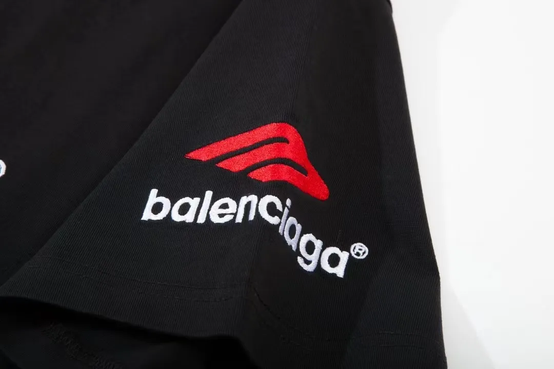 [Latest new] Top-grade tested version - BALENCIAGA - Balenciaga's new 3B big M fully embroidered T-shirt on the front and back. The front and rear arms are made of imported Tajima machine heavy embroidery 12W needle and thread. Fine embroidery. The effect is three-dimensional. The lines are clear. No rough edges. Super high-tech embroidery. The fullness is very high. The concave and convex texture is obvious. The fabric is custom-woven and dyed. Zero color difference in the thread. Perfect 1:1. Distinguished from market currency. All original development pays attention to details. Avoid the mixing of stolen pictures by merchants ✅ Correct 280g custom-woven and custom-dyed double yarn pure cotton fabric, no color difference in custom-dyed threads ✅ Correct imported material printing, Conley machine white ink direct injection process, letters are clear and three-dimensional, firm and do not fall off ✅ Overweight craftsmanship, original version is the same, different market currencies. Here I explain why I am a little more expensive than others, 1. It seems to be simple printing or embroidery, but it is not simple at all. 10000% imported machine restoration, not just lip service. Welcome to compare with peers. 2. Each model is produced by the company, and the details of workmanship and fabrics are consistent with the original ones. It is guaranteed that there will be no color difference with the counters. Reproduction is not scary. Whoever fakes it will be embarrassed. It’s not shameful to make a replica, it’s shameful if you can’t buy the correct version if you make a replica. 3. Note that the threaded collars are all original collars of certain countries and regions, with high wrapping. The width of the neckline and cabinets are accurate to the millimeter. Thick necklines are not easy to deform. The collars of high-end products are all restored cabinets. They are different from the big collars in the world. Ordinary garbage short-sleeves are printed with a print. The clavicle of the upper body is exposed. Please be patient. Customers who have bought genuine products or have seen genuine products will come back to place orders again. This is quality. This is quality. 4. Different styles of washed wheat main wheat, including imported wheat, have different colors and codes. Really restore the counter. As we all know, Balenciaga's collar labels in each quarter have different English or different colors. This distinguishes the fast food products with the same main wheat washed wheat. 5. Pay attention to the workmanship. The stitching at the neckline has no folds, smooth and natural without overlapping lines. Really restore this. This is something that many people cannot do. 6. The fabric is made of 280g Paris-specific double yarn. No one can make better fabrics than my family. It’s really incomparable with the ordinary version on the market. Respect it. It’s genuine and costs several thousand yuan. Don’t buy street stalls. Quality 7. The workmanship is fully restored. The packaging is fully restored. The cost is huge. 8. I guarantee here that this is the highest quality you can find. Color: White Black Size: xs s m l P: 290
