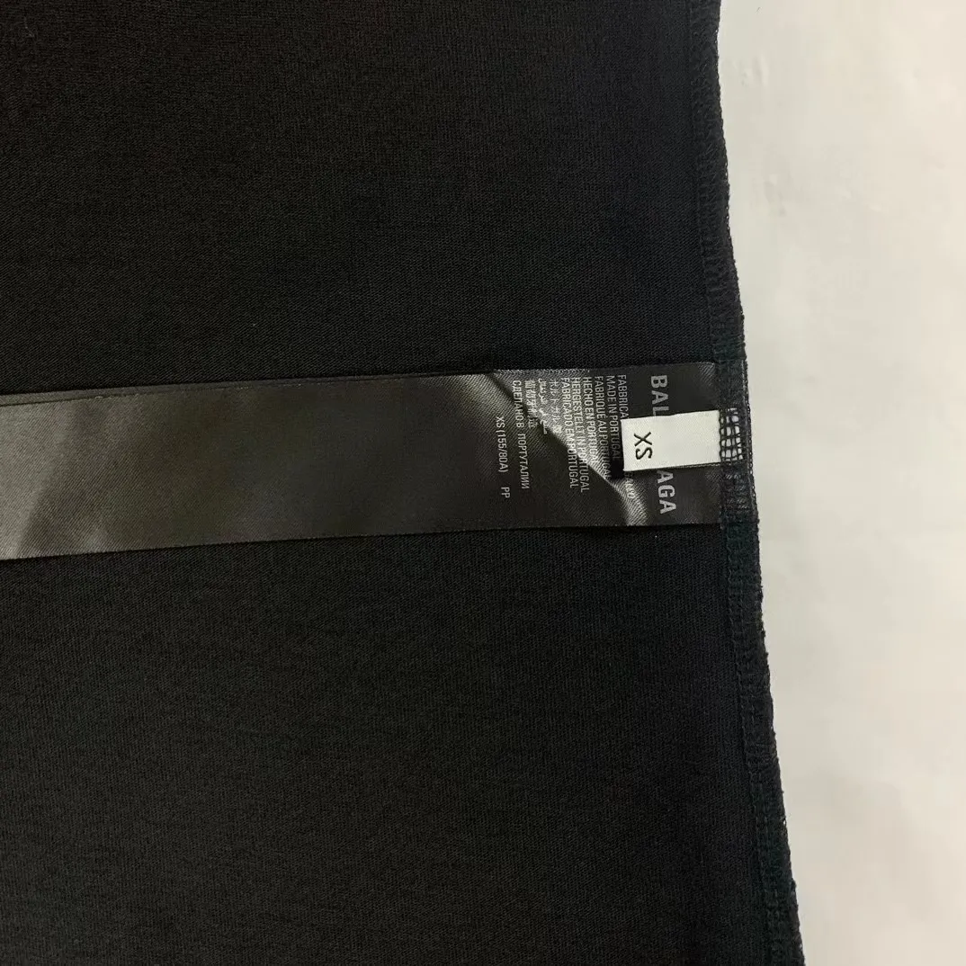 [Latest new] Top-grade tested version - BALENCIAGA - Balenciaga's new 3B big M fully embroidered T-shirt on the front and back. The front and rear arms are made of imported Tajima machine heavy embroidery 12W needle and thread. Fine embroidery. The effect is three-dimensional. The lines are clear. No rough edges. Super high-tech embroidery. The fullness is very high. The concave and convex texture is obvious. The fabric is custom-woven and dyed. Zero color difference in the thread. Perfect 1:1. Distinguished from market currency. All original development pays attention to details. Avoid the mixing of stolen pictures by merchants ✅ Correct 280g custom-woven and custom-dyed double yarn pure cotton fabric, no color difference in custom-dyed threads ✅ Correct imported material printing, Conley machine white ink direct injection process, letters are clear and three-dimensional, firm and do not fall off ✅ Overweight craftsmanship, original version is the same, different market currencies. Here I explain why I am a little more expensive than others, 1. It seems to be simple printing or embroidery, but it is not simple at all. 10000% imported machine restoration, not just lip service. Welcome to compare with peers. 2. Each model is produced by the company, and the details of workmanship and fabrics are consistent with the original ones. It is guaranteed that there will be no color difference with the counters. Reproduction is not scary. Whoever fakes it will be embarrassed. It’s not shameful to make a replica, it’s shameful if you can’t buy the correct version if you make a replica. 3. Note that the threaded collars are all original collars of certain countries and regions, with high wrapping. The width of the neckline and cabinets are accurate to the millimeter. Thick necklines are not easy to deform. The collars of high-end products are all restored cabinets. They are different from the big collars in the world. Ordinary garbage short-sleeves are printed with a print. The clavicle of the upper body is exposed. Please be patient. Customers who have bought genuine products or have seen genuine products will come back to place orders again. This is quality. This is quality. 4. Different styles of washed wheat main wheat, including imported wheat, have different colors and codes. Really restore the counter. As we all know, Balenciaga's collar labels in each quarter have different English or different colors. This distinguishes the fast food products with the same main wheat washed wheat. 5. Pay attention to the workmanship. The stitching at the neckline has no folds, smooth and natural without overlapping lines. Really restore this. This is something that many people cannot do. 6. The fabric is made of 280g Paris-specific double yarn. No one can make better fabrics than my family. It’s really incomparable with the ordinary version on the market. Respect it. It’s genuine and costs several thousand yuan. Don’t buy street stalls. Quality 7. The workmanship is fully restored. The packaging is fully restored. The cost is huge. 8. I guarantee here that this is the highest quality you can find. Color: White Black Size: xs s m l P: 290