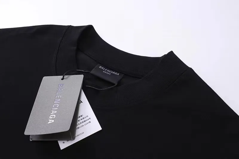 [Latest new] Top-grade tested version - BALENCIAGA - Balenciaga's new 3B big M fully embroidered T-shirt on the front and back. The front and rear arms are made of imported Tajima machine heavy embroidery 12W needle and thread. Fine embroidery. The effect is three-dimensional. The lines are clear. No rough edges. Super high-tech embroidery. The fullness is very high. The concave and convex texture is obvious. The fabric is custom-woven and dyed. Zero color difference in the thread. Perfect 1:1. Distinguished from market currency. All original development pays attention to details. Avoid the mixing of stolen pictures by merchants ✅ Correct 280g custom-woven and custom-dyed double yarn pure cotton fabric, no color difference in custom-dyed threads ✅ Correct imported material printing, Conley machine white ink direct injection process, letters are clear and three-dimensional, firm and do not fall off ✅ Overweight craftsmanship, original version is the same, different market currencies. Here I explain why I am a little more expensive than others, 1. It seems to be simple printing or embroidery, but it is not simple at all. 10000% imported machine restoration, not just lip service. Welcome to compare with peers. 2. Each model is produced by the company, and the details of workmanship and fabrics are consistent with the original ones. It is guaranteed that there will be no color difference with the counters. Reproduction is not scary. Whoever fakes it will be embarrassed. It’s not shameful to make a replica, it’s shameful if you can’t buy the correct version if you make a replica. 3. Note that the threaded collars are all original collars of certain countries and regions, with high wrapping. The width of the neckline and cabinets are accurate to the millimeter. Thick necklines are not easy to deform. The collars of high-end products are all restored cabinets. They are different from the big collars in the world. Ordinary garbage short-sleeves are printed with a print. The clavicle of the upper body is exposed. Please be patient. Customers who have bought genuine products or have seen genuine products will come back to place orders again. This is quality. This is quality. 4. Different styles of washed wheat main wheat, including imported wheat, have different colors and codes. Really restore the counter. As we all know, Balenciaga's collar labels in each quarter have different English or different colors. This distinguishes the fast food products with the same main wheat washed wheat. 5. Pay attention to the workmanship. The stitching at the neckline has no folds, smooth and natural without overlapping lines. Really restore this. This is something that many people cannot do. 6. The fabric is made of 280g Paris-specific double yarn. No one can make better fabrics than my family. It’s really incomparable with the ordinary version on the market. Respect it. It’s genuine and costs several thousand yuan. Don’t buy street stalls. Quality 7. The workmanship is fully restored. The packaging is fully restored. The cost is huge. 8. I guarantee here that this is the highest quality you can find. Color: White Black Size: xs s m l P: 290